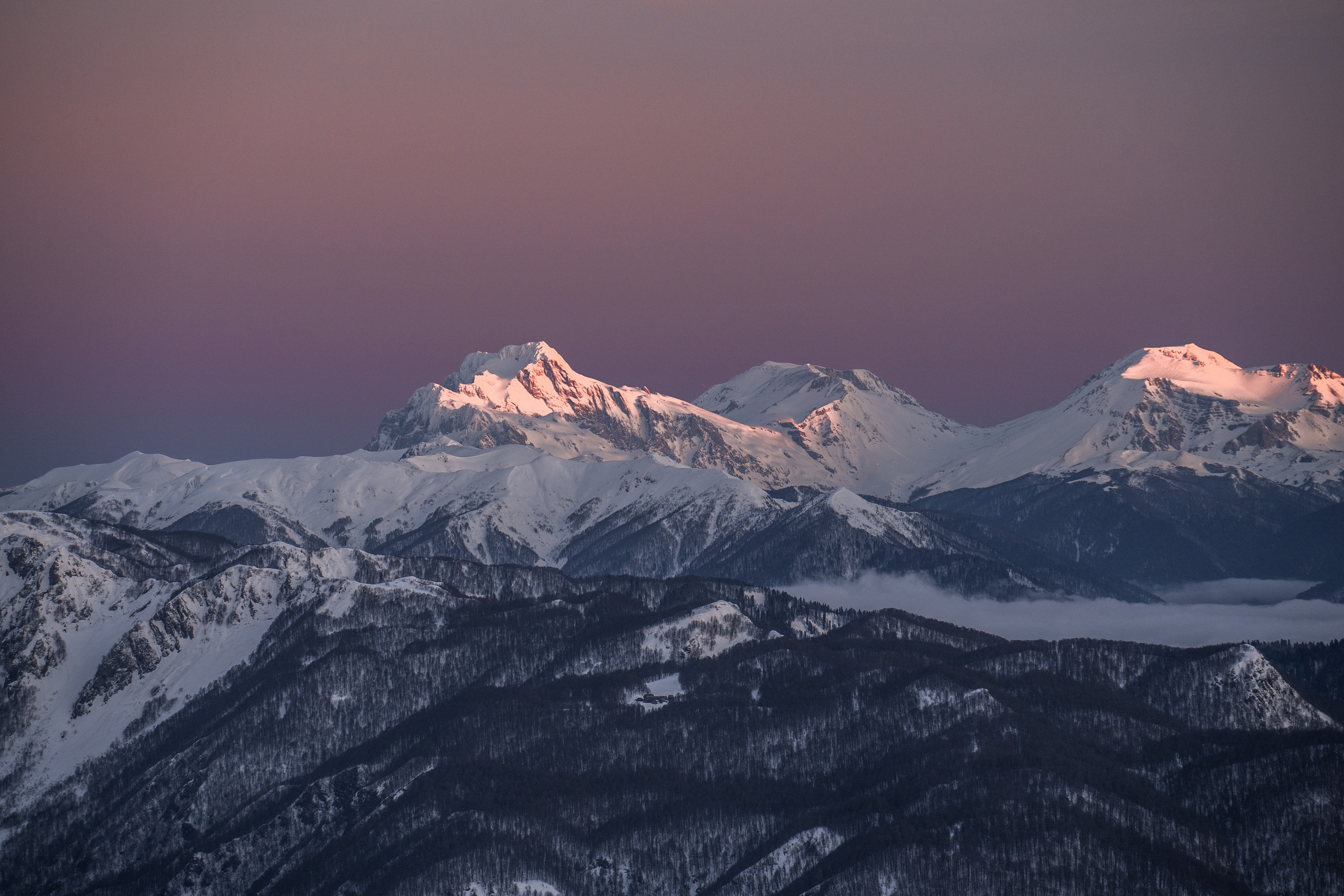 Sunrise in the mountains “Shelter of the Winds” 2256 m. Photographer Phuket