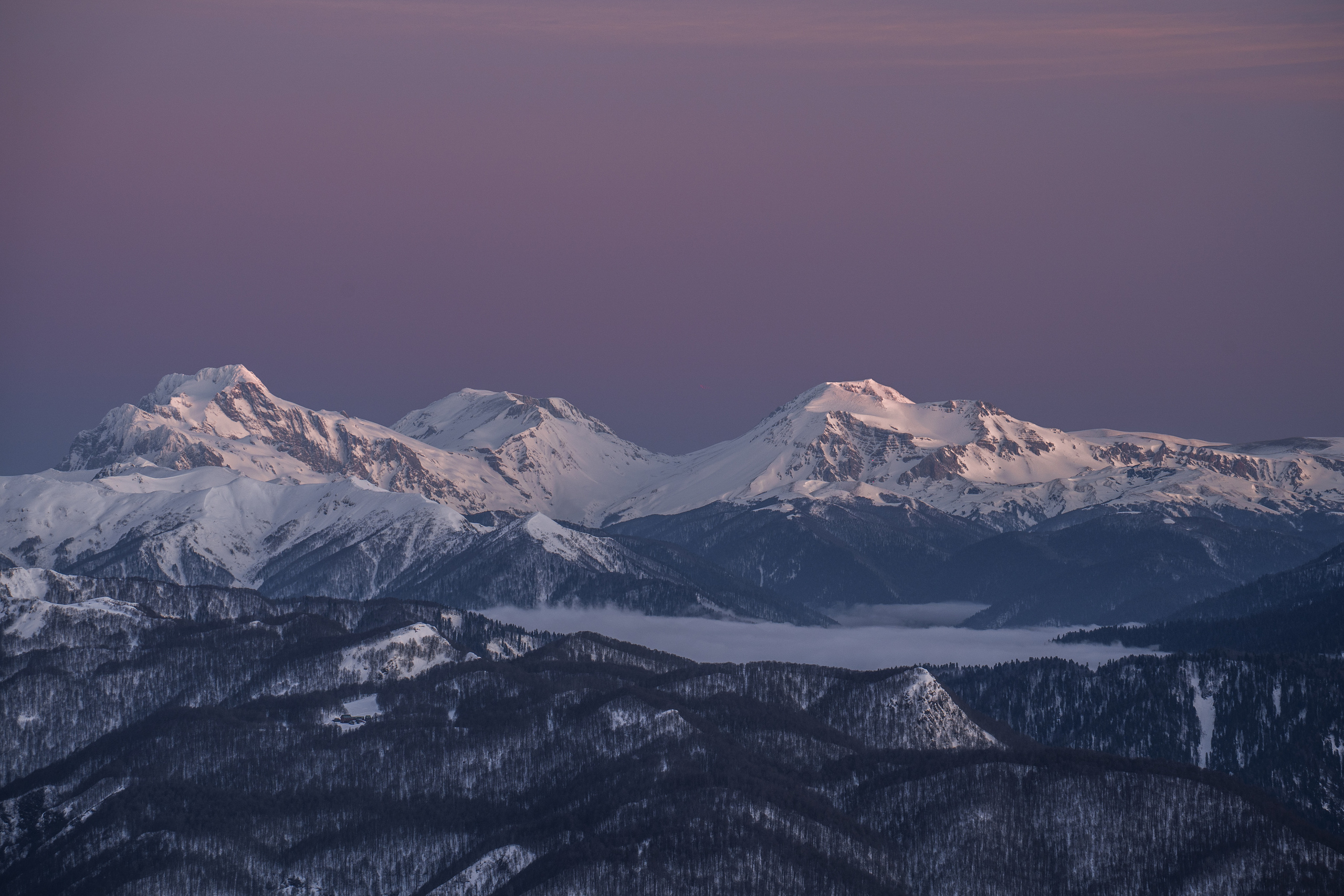 Sunrise in the mountains “Shelter of the Winds” 2256 m. Photographer Phuket