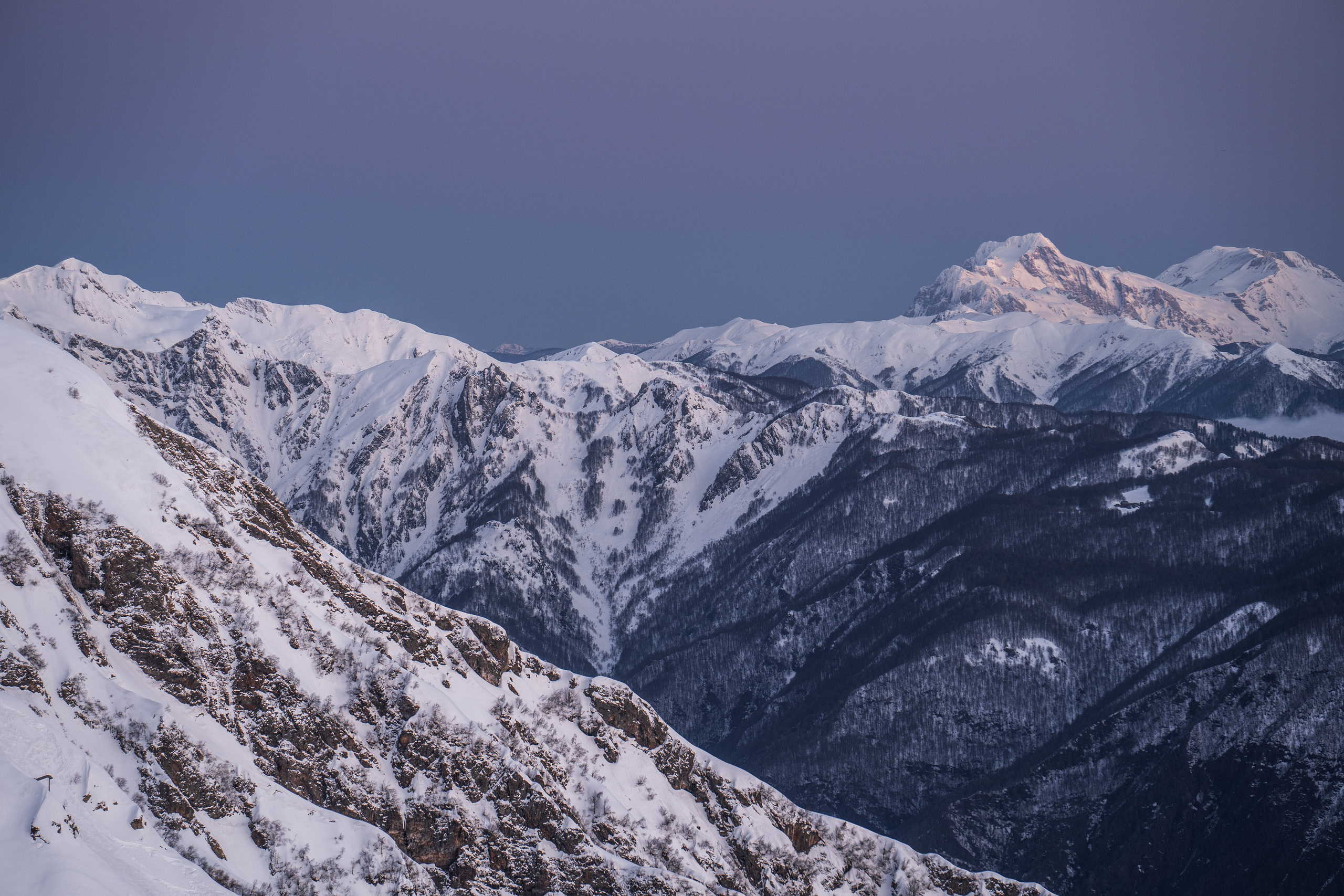 Sunrise in the mountains “Shelter of the Winds” 2256 m. Photographer Phuket