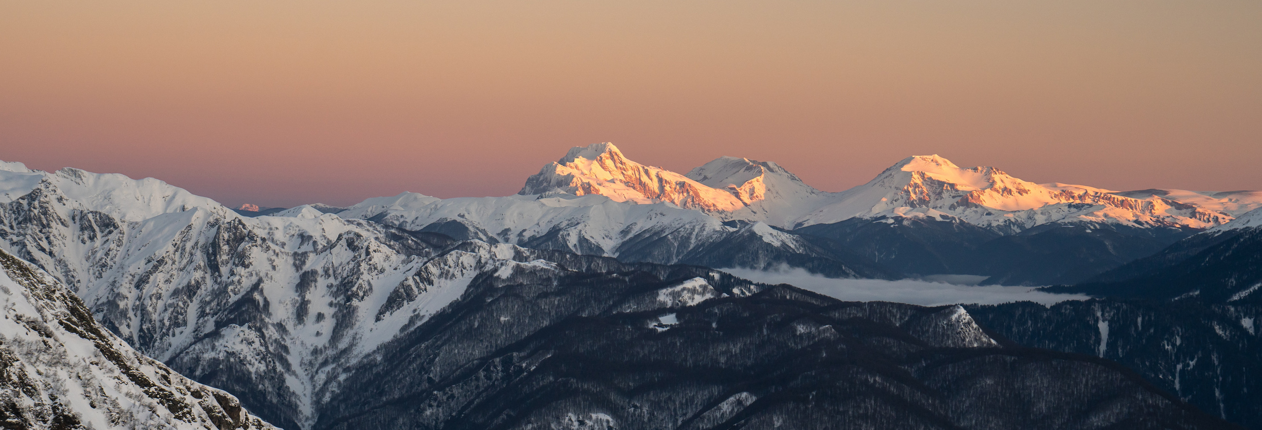 Sunrise in the mountains “Shelter of the Winds” 2256 m. Photographer Phuket