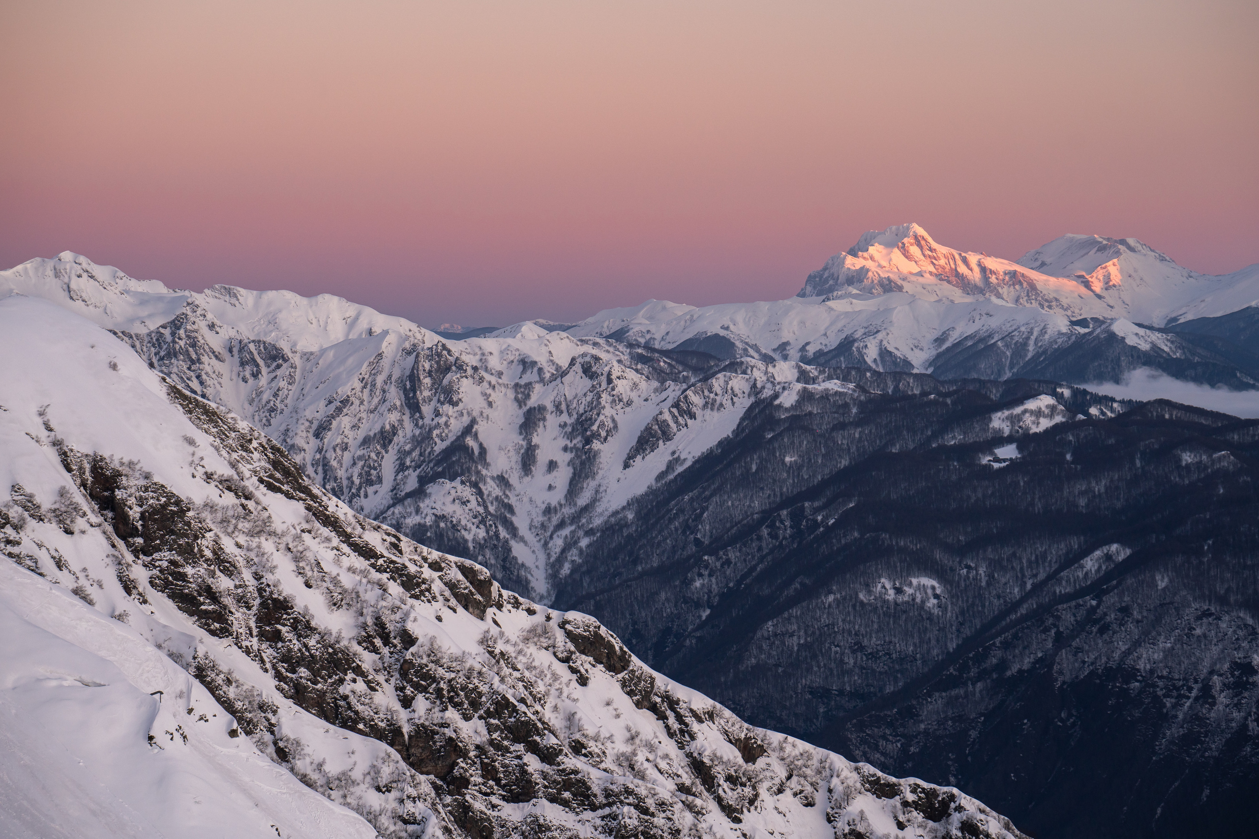 Sunrise in the mountains “Shelter of the Winds” 2256 m. Photographer Phuket
