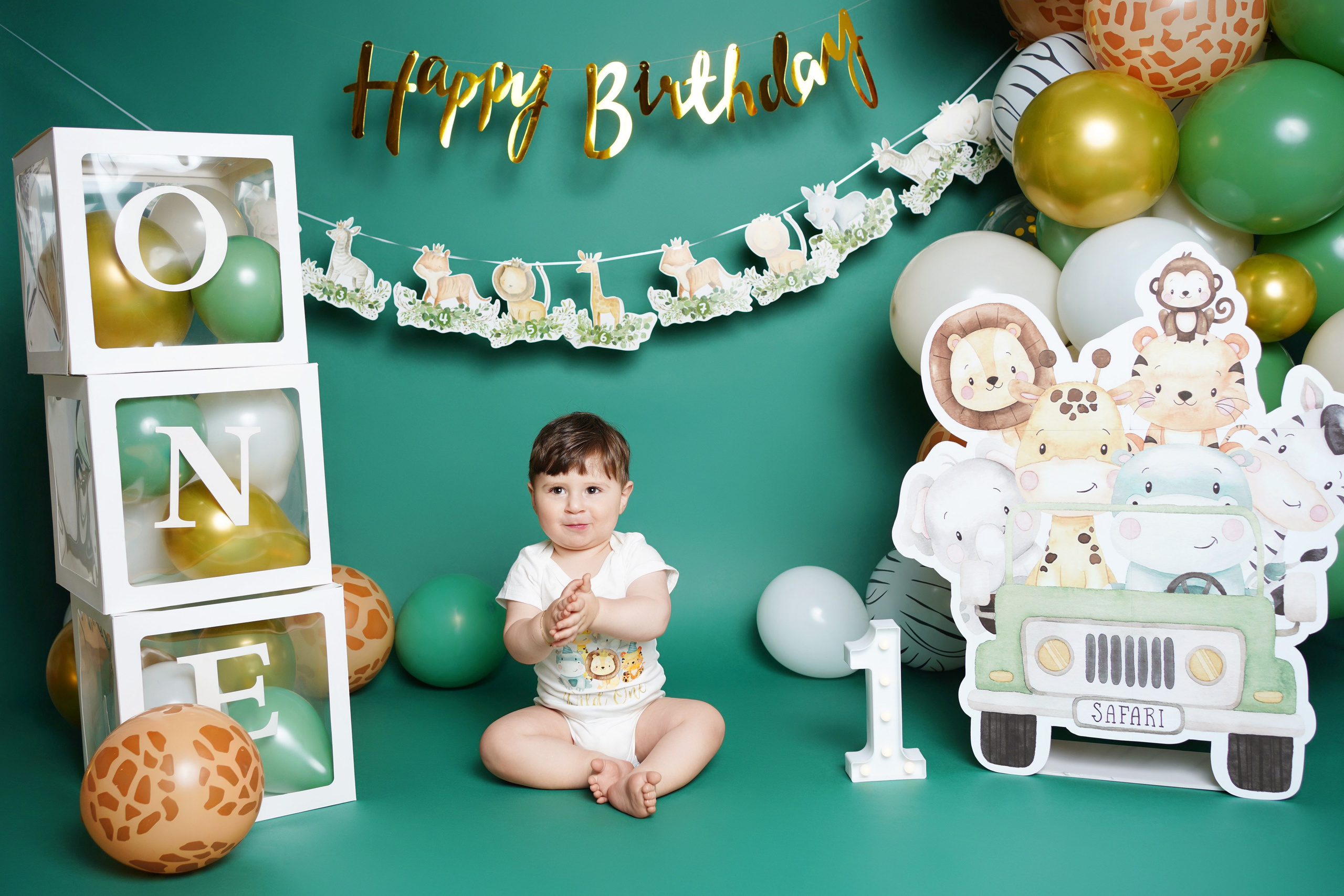 Cake-Smash-Fotoshooting für Einjährige. Neugeborenenfotografin und Retoucher in Augsburg Nastassia Schneider