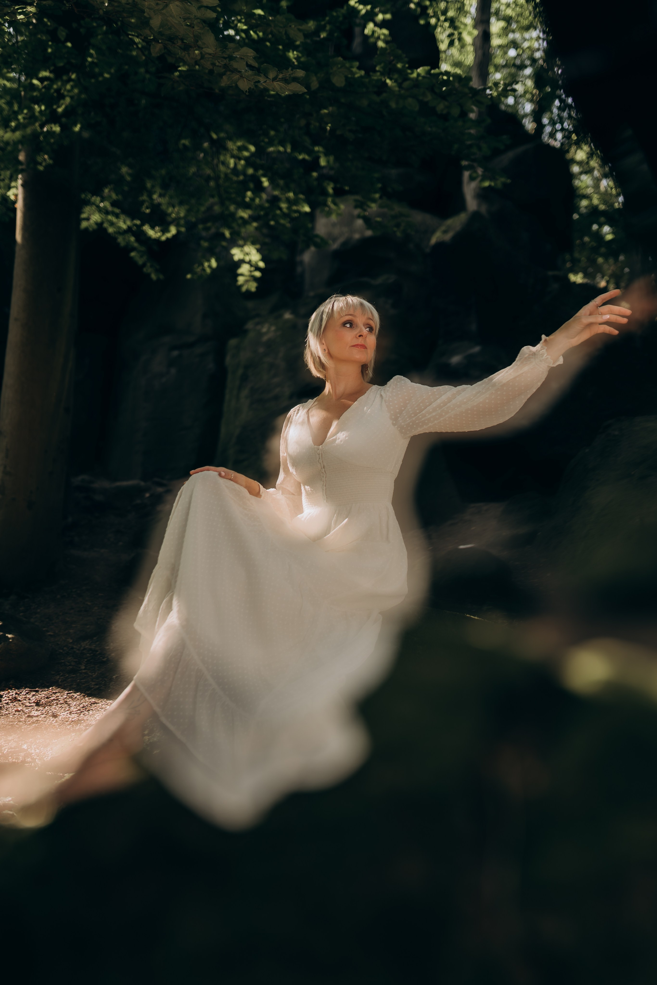 Schamanin, die die Stille der Natur nutzt, um ihre spirituelle Praxis zu vertiefen