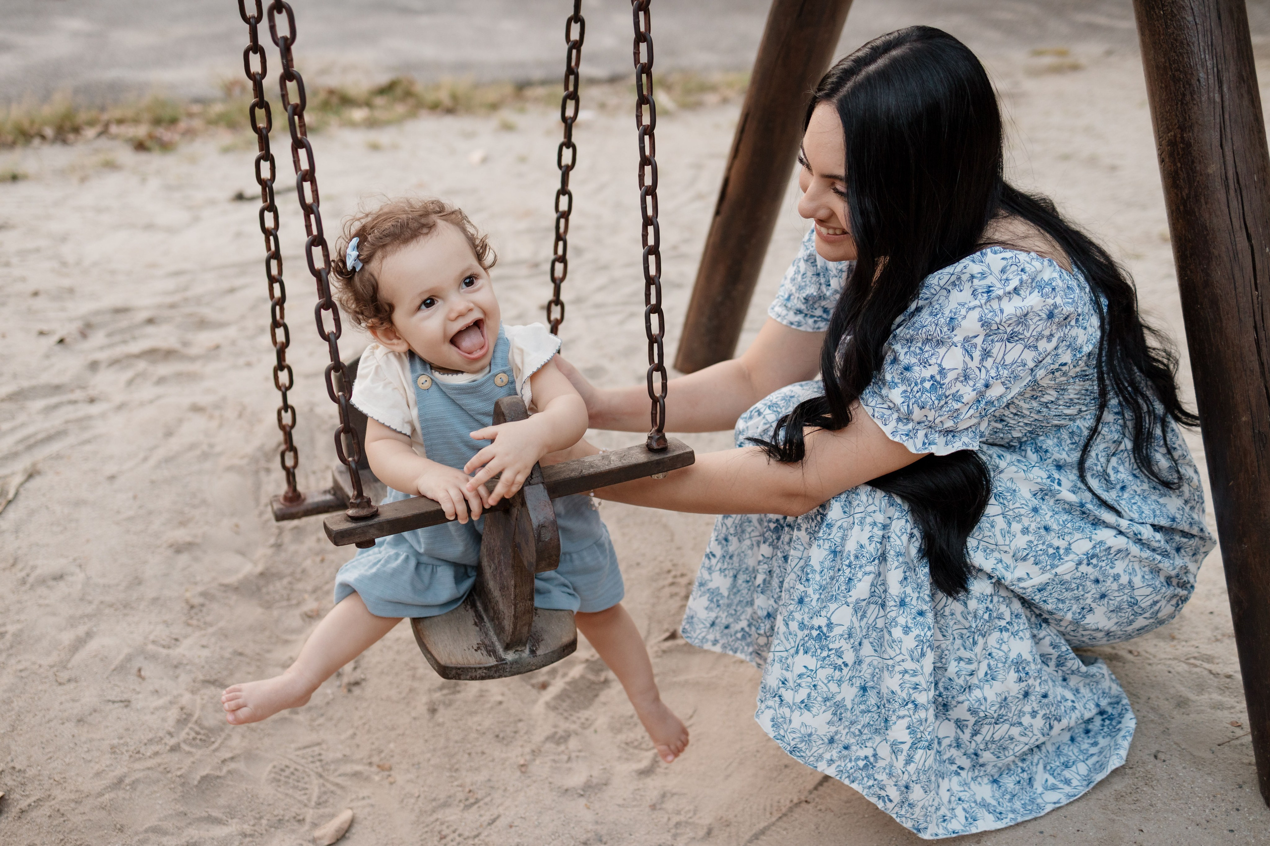 Bebê de 1 ano brincando no parque em ensaio fotográfico