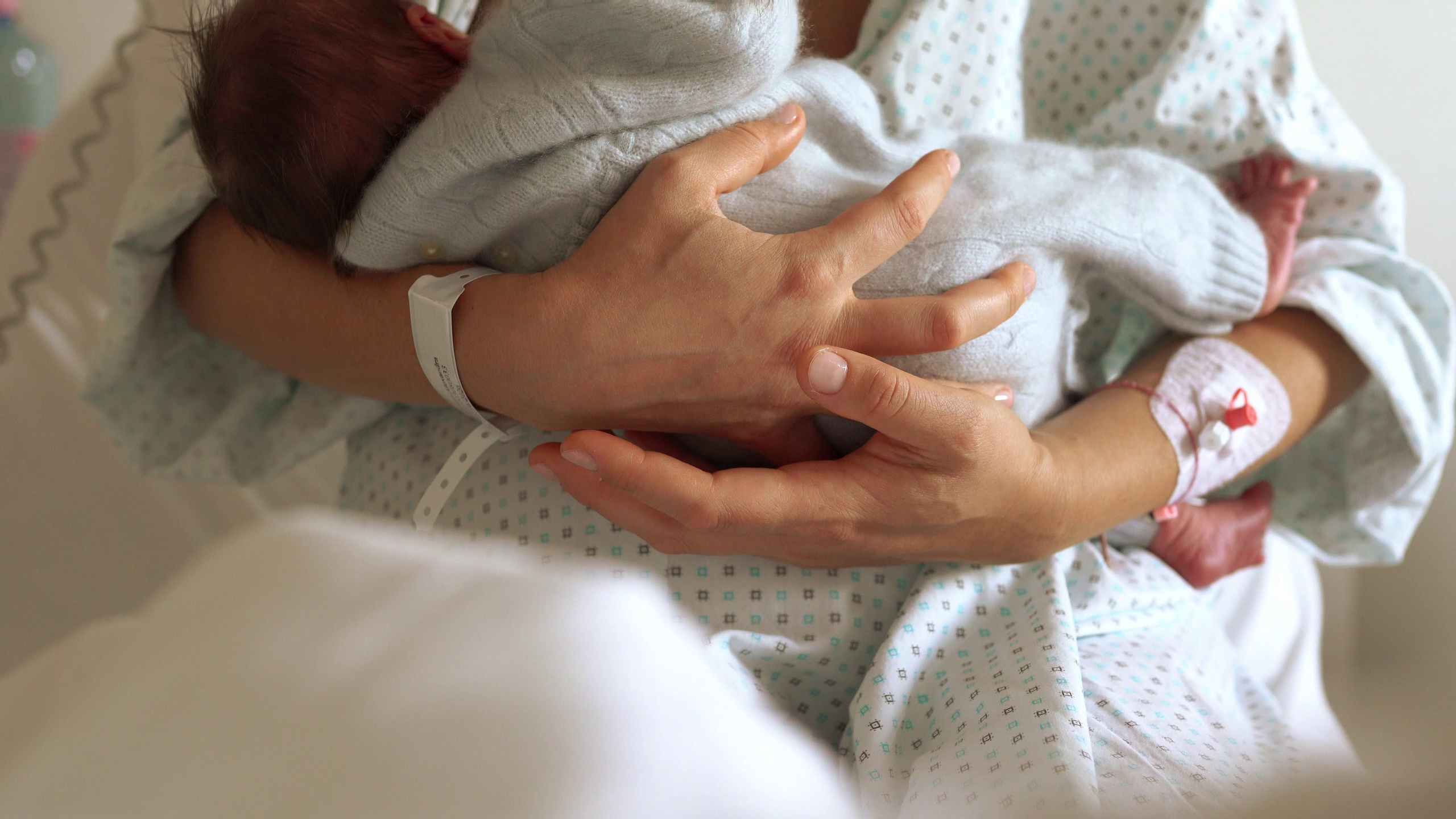 Poveste la nastere (naturala/cezariana) INSPIRA. Madalina Beda- Artist vizual, fotograf, doula la nastere, consultant babywearing Brasov si in toata tara