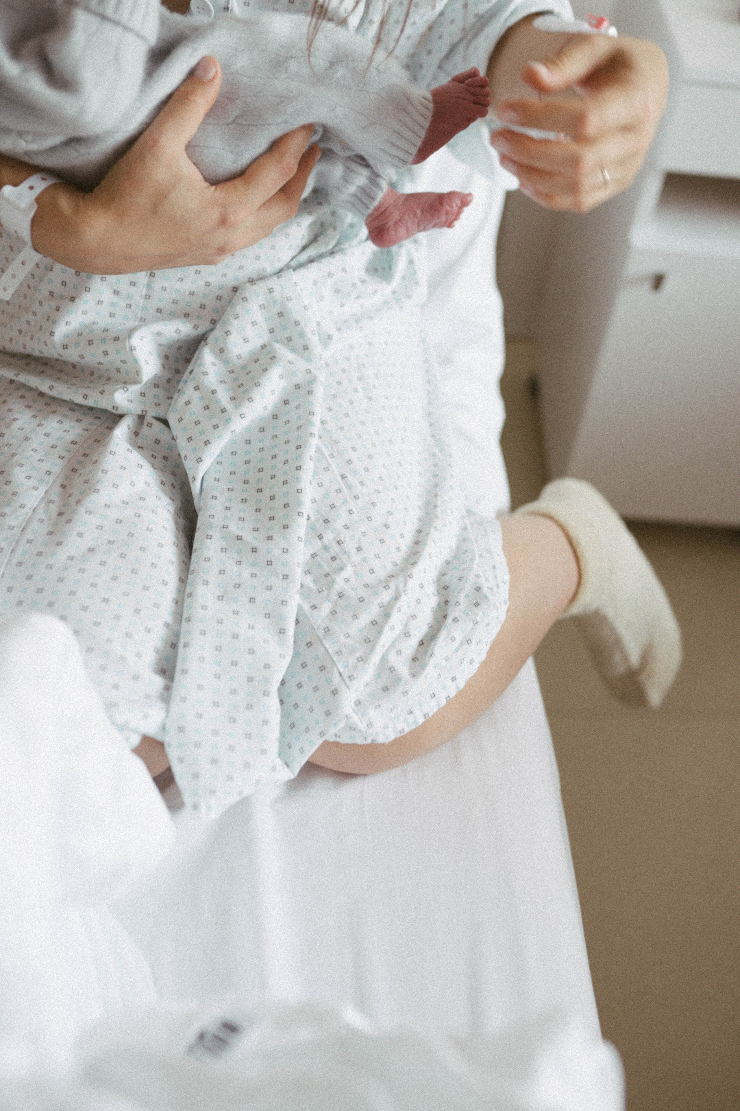 Poveste la nastere (naturala/cezariana) INSPIRA. Madalina Beda- Artist vizual, fotograf, doula la nastere, consultant babywearing Brasov si in toata tara