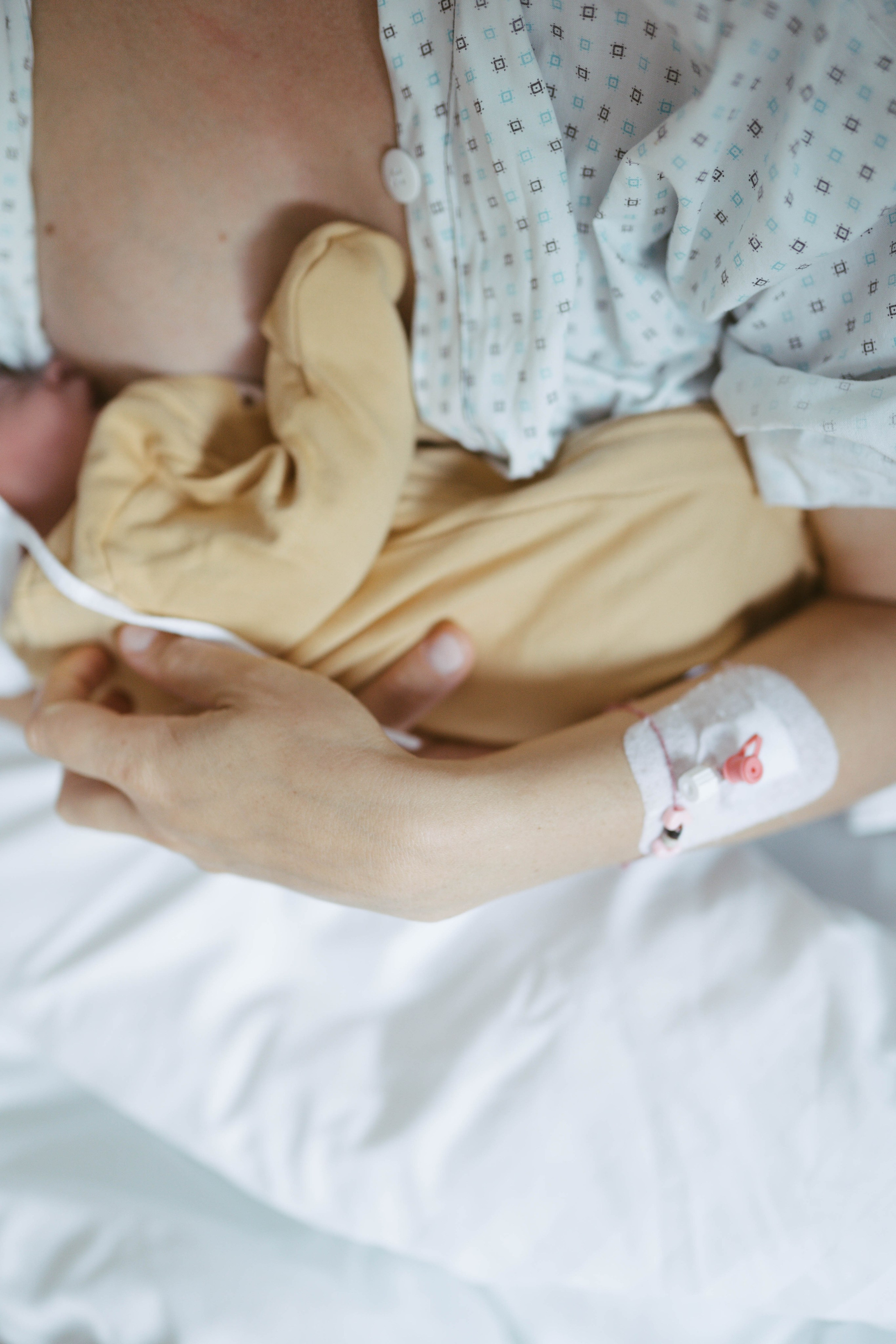Poveste la nastere (naturala/cezariana) INSPIRA. Madalina Beda- Artist vizual, fotograf, doula la nastere, consultant babywearing Brasov si in toata tara