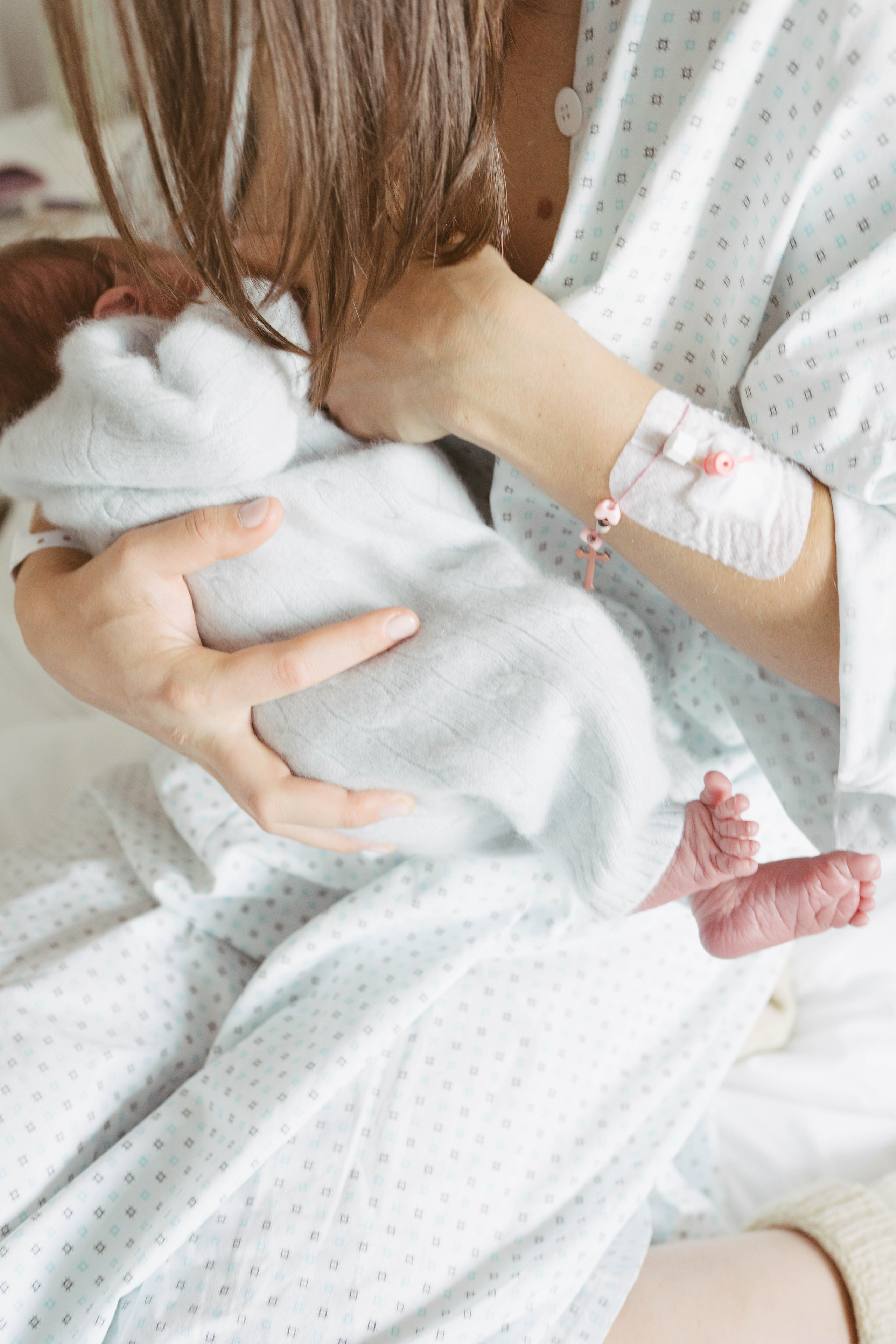 Poveste la nastere (naturala/cezariana) INSPIRA. Madalina Beda- Artist vizual, fotograf, doula la nastere, consultant babywearing Brasov si in toata tara