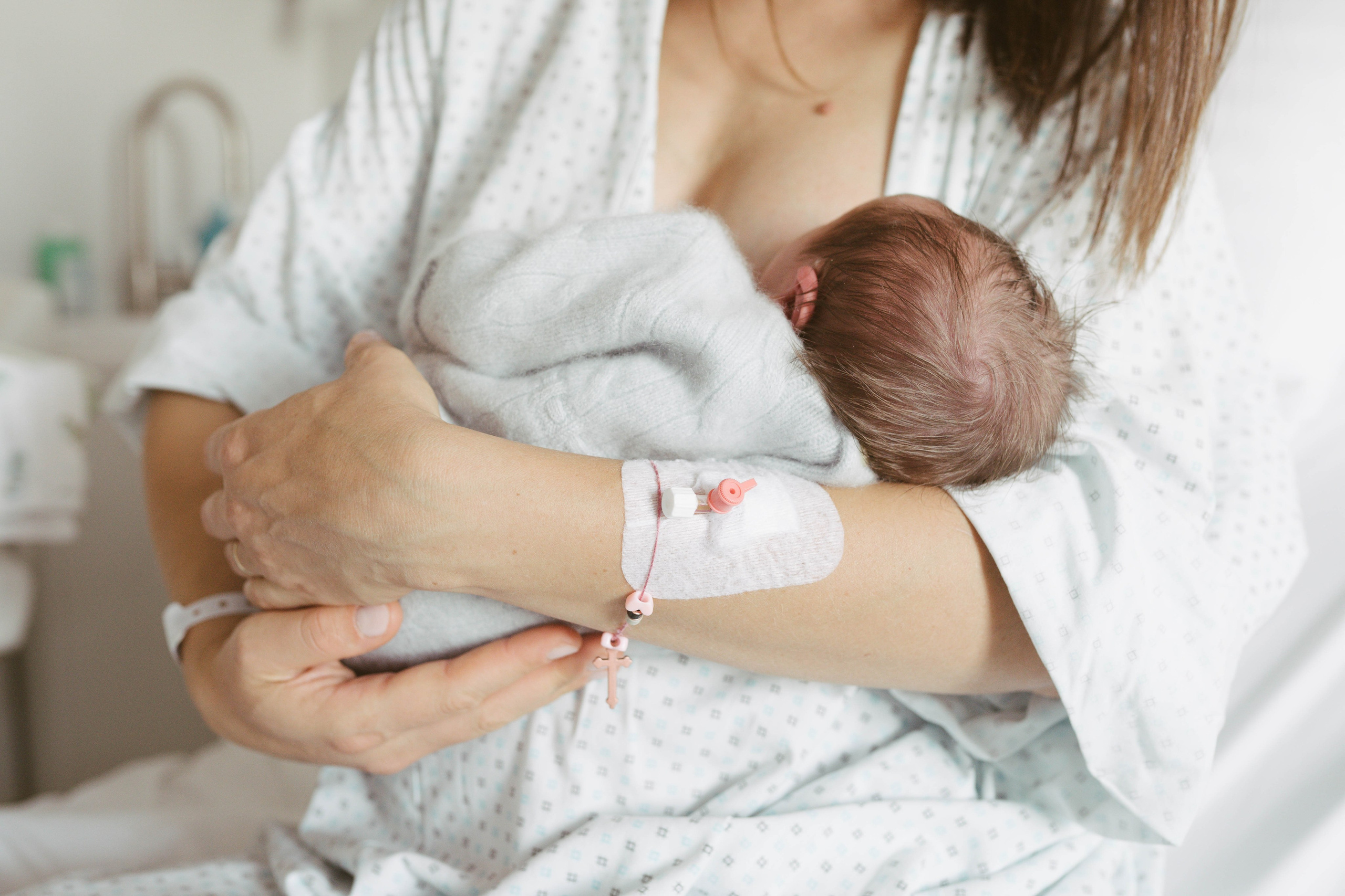 Poveste la nastere (naturala/cezariana) INSPIRA. Madalina Beda- Artist vizual, fotograf, doula la nastere, consultant babywearing Brasov si in toata tara