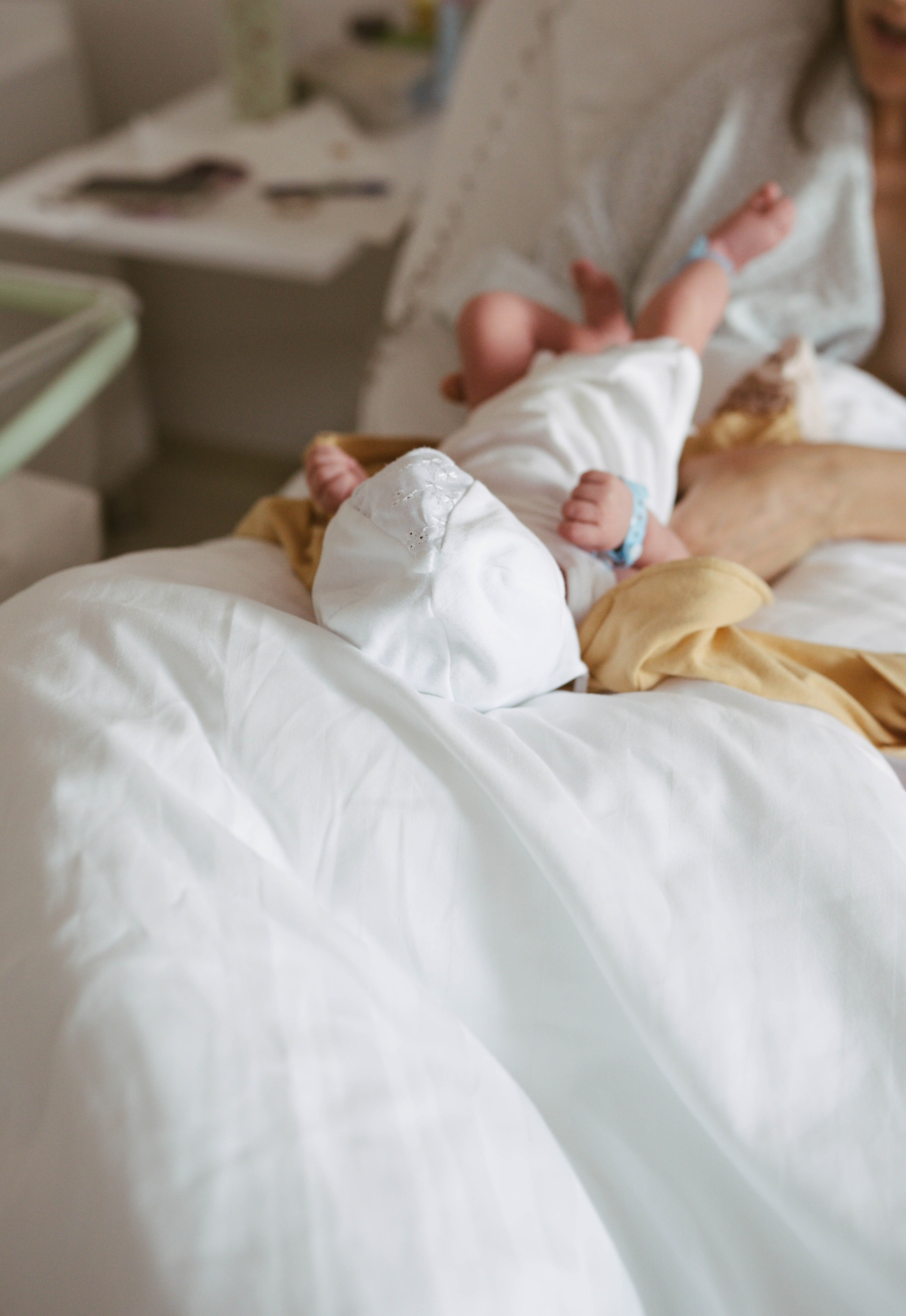 Poveste la nastere (naturala/cezariana) INSPIRA. Madalina Beda- Artist vizual, fotograf, doula la nastere, consultant babywearing Brasov si in toata tara