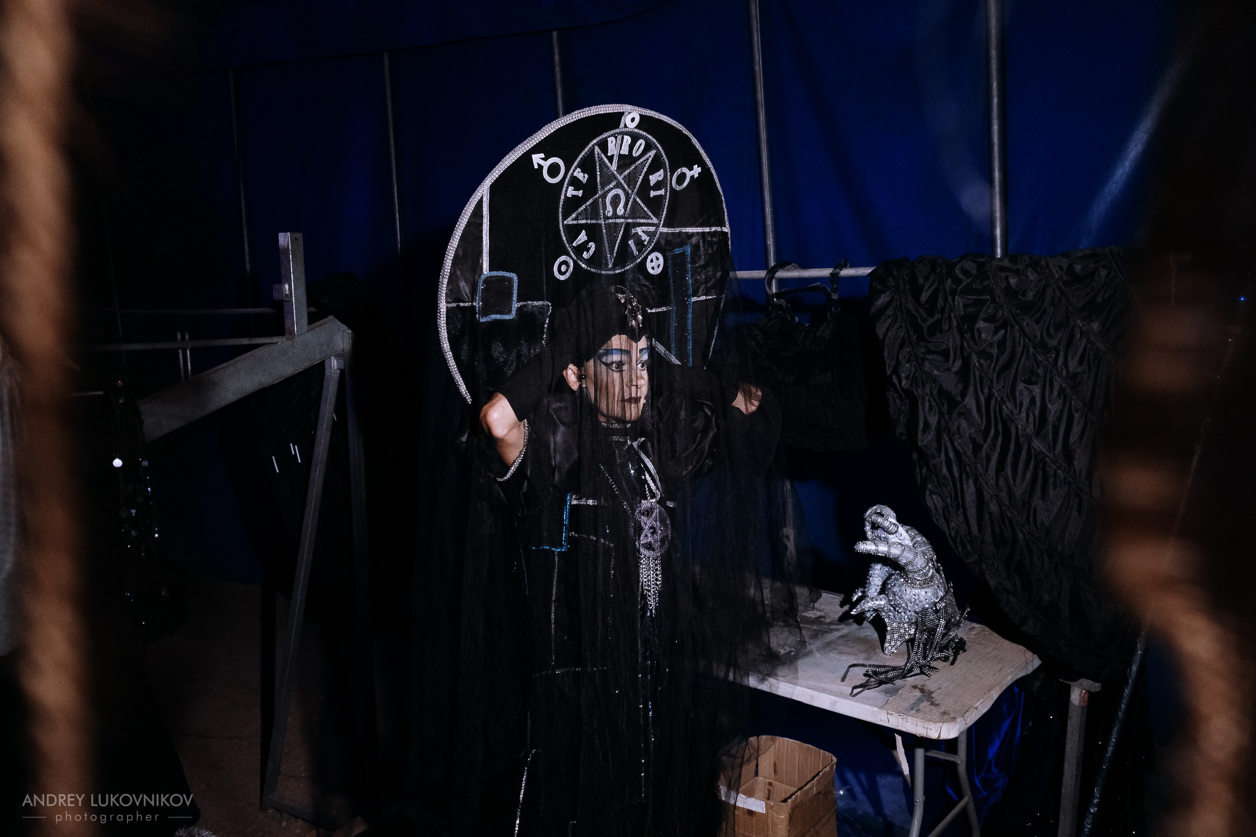 Sesión de fotos entre bastidores en El Circo Encantado: la vida de los artistas tras bambalinas