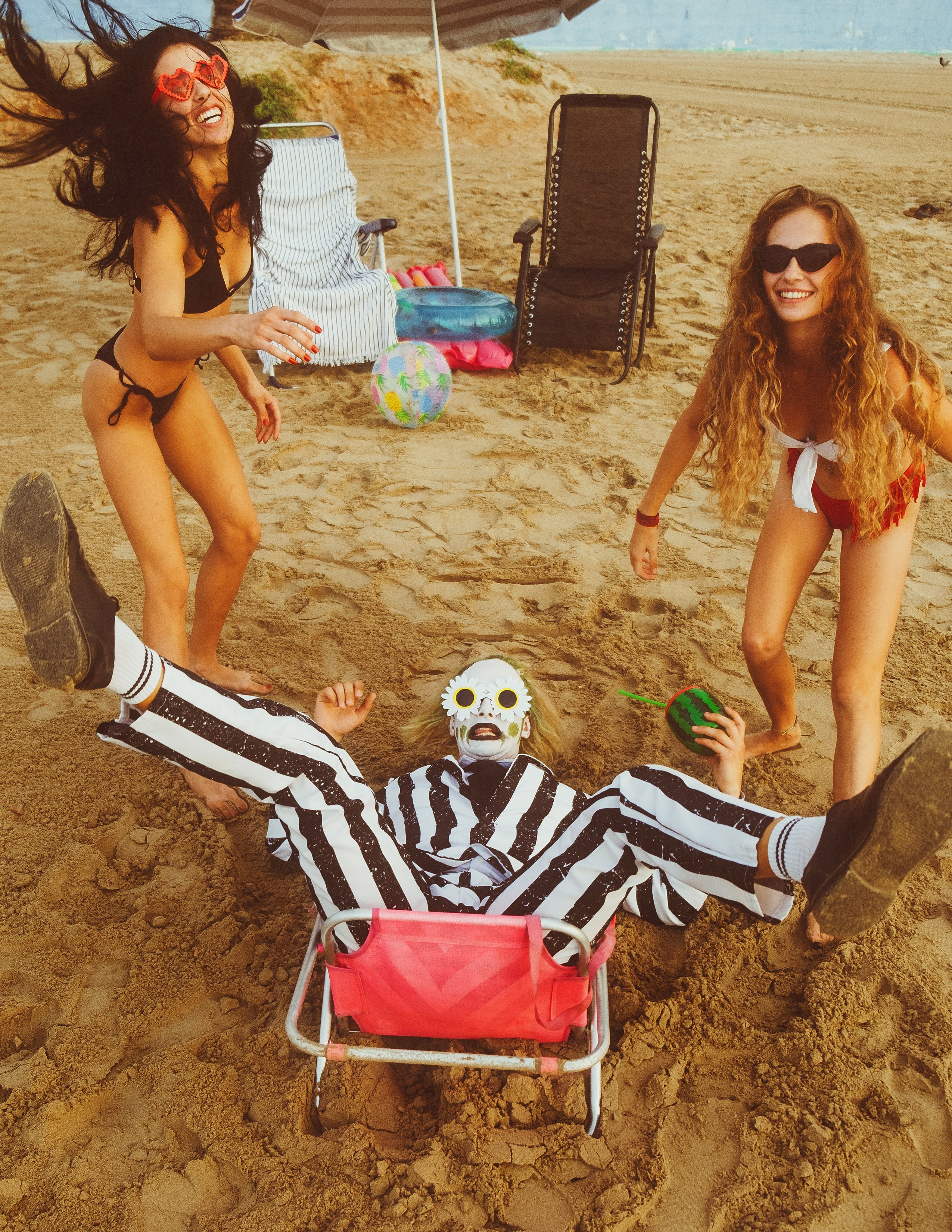 Beetlejuice на море: Экспериментальная фотосессия с цирковыми артистами — Фотограф Андрей Луковников