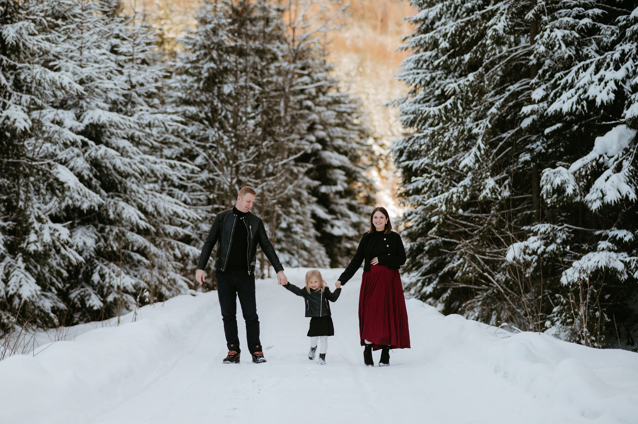 Ședință Foto de Familie la Munte – Fotografii de Iarnă în Lupcina. Valentin Melen - fotograf de nunta 🤍