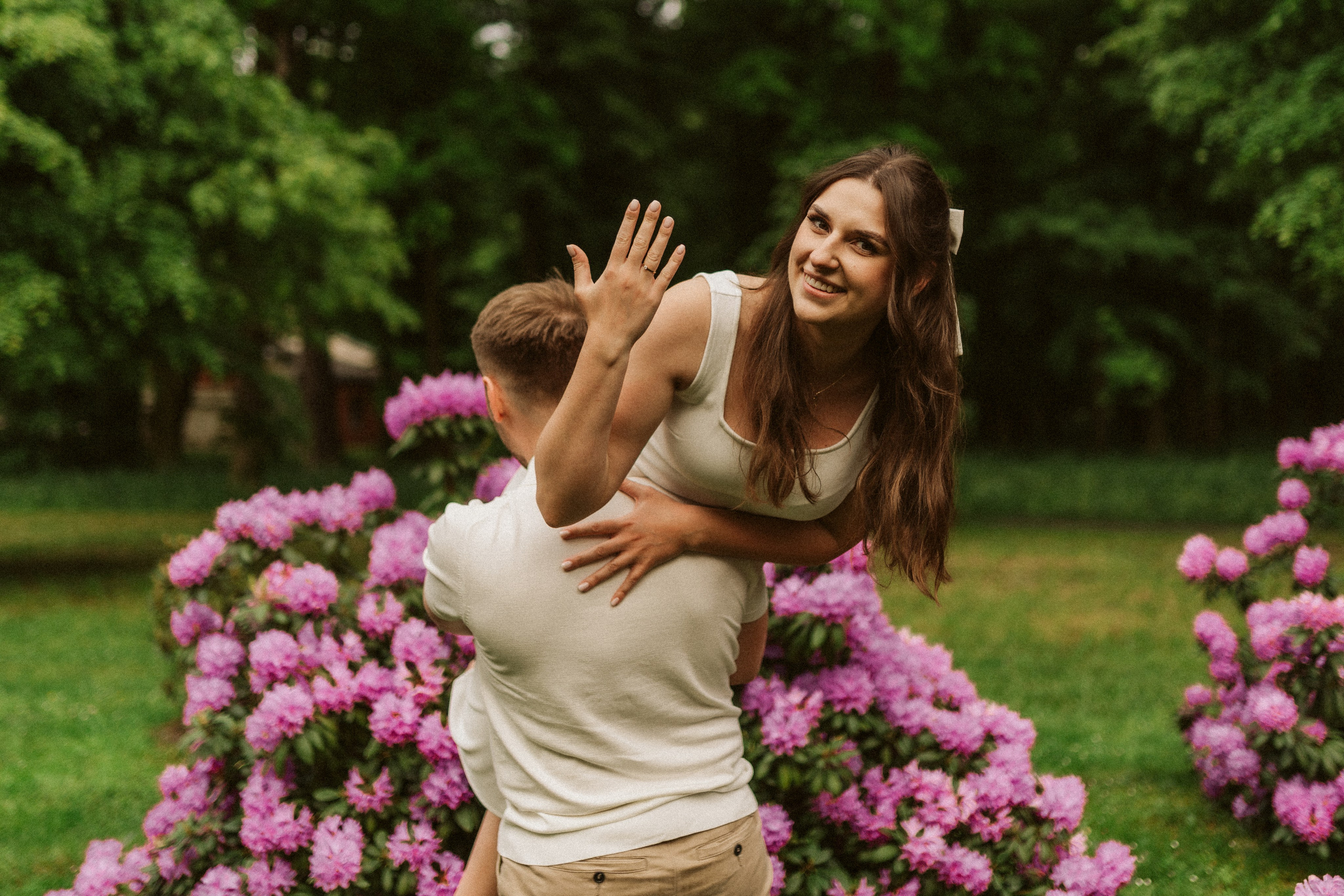 Sesja narzeczeńska Świerklaniec – radosna para podczas spaceru