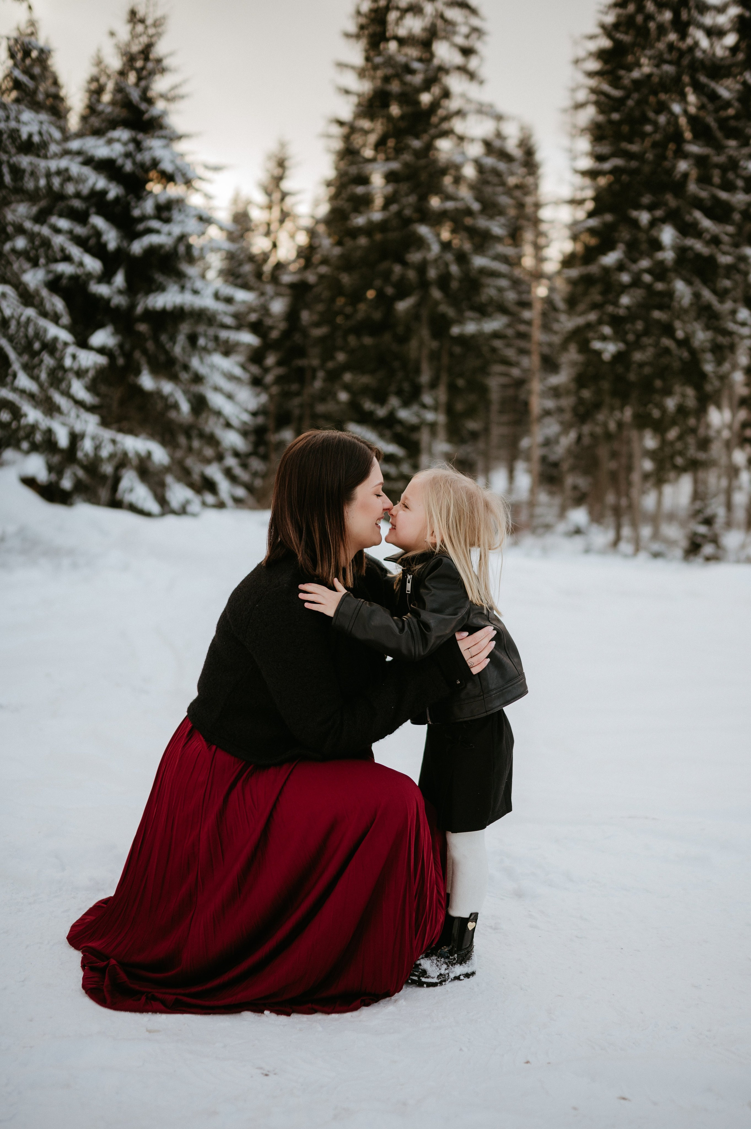 Ședință Foto de Familie la Munte – Fotografii de Iarnă în Lupcina. Valentin Melen - fotograf de nunta 🤍