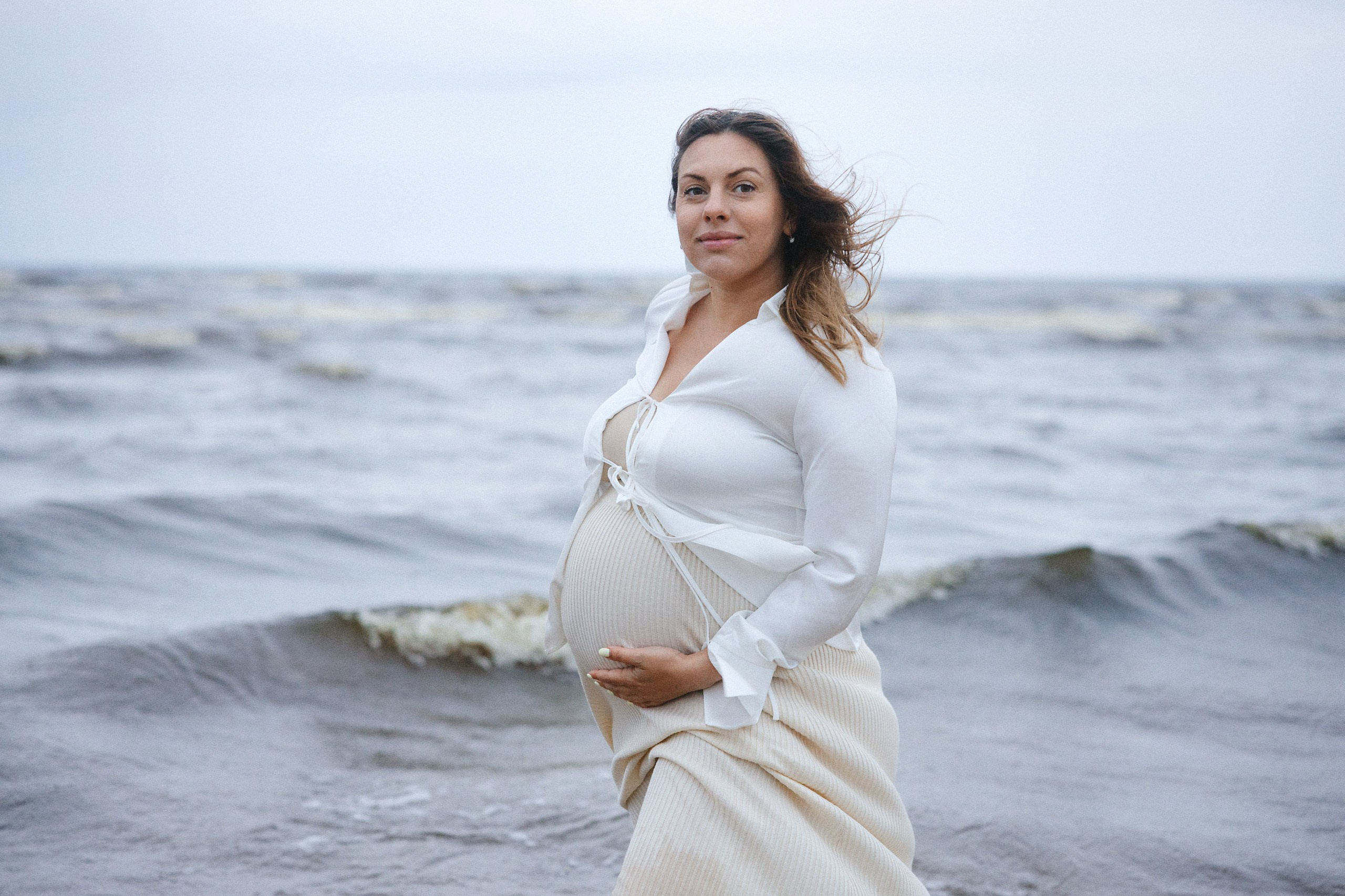 Беременная фотосессия на пляже с мужем и собакой — закат, дождь и настоящие эмоции. Евгений Тимофеев | Свадебный и контент-фотограф и видеограф в Риге