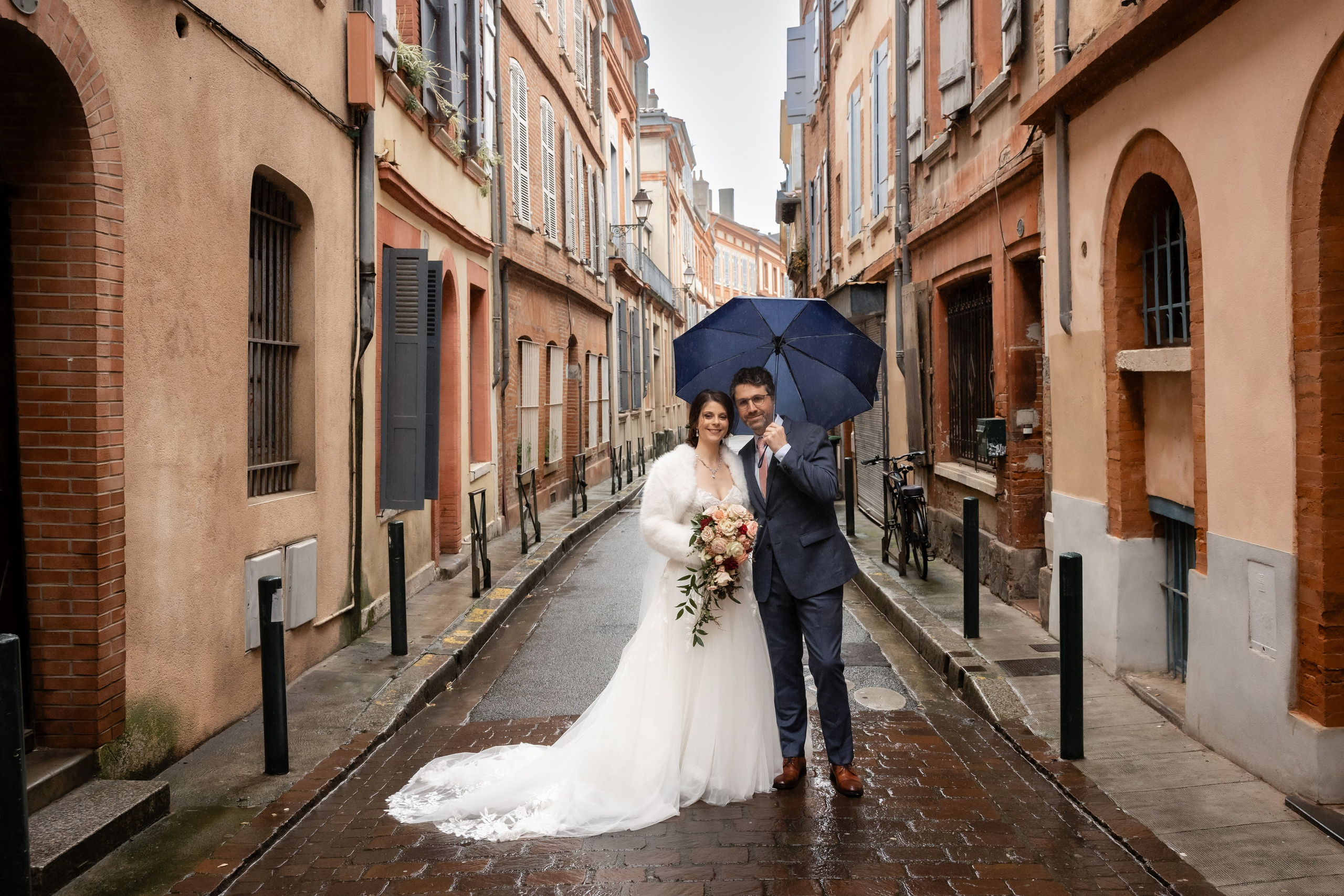 Couple of newlyweds on Rue Taur, Toulouse
