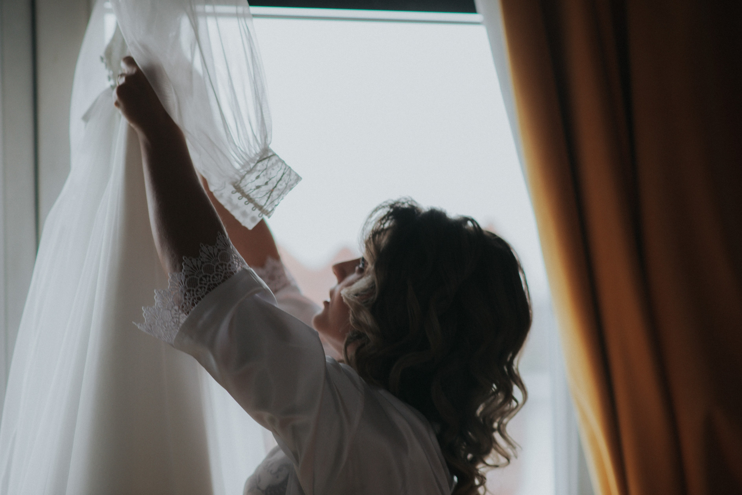 Vestuvių fotosesija, pasiruošimas, Vestuvių pasiruošimo fotografavimas. Vestuvių fotografas Vilnius Trakai kaina vestuvių fotografavimas fotografė personal.lt photogrpahy kainos jaunoji jaunikis nuotaka santuoka vestuvės, profesionali natūrali meninė reportažinė klasikinė fotosesija