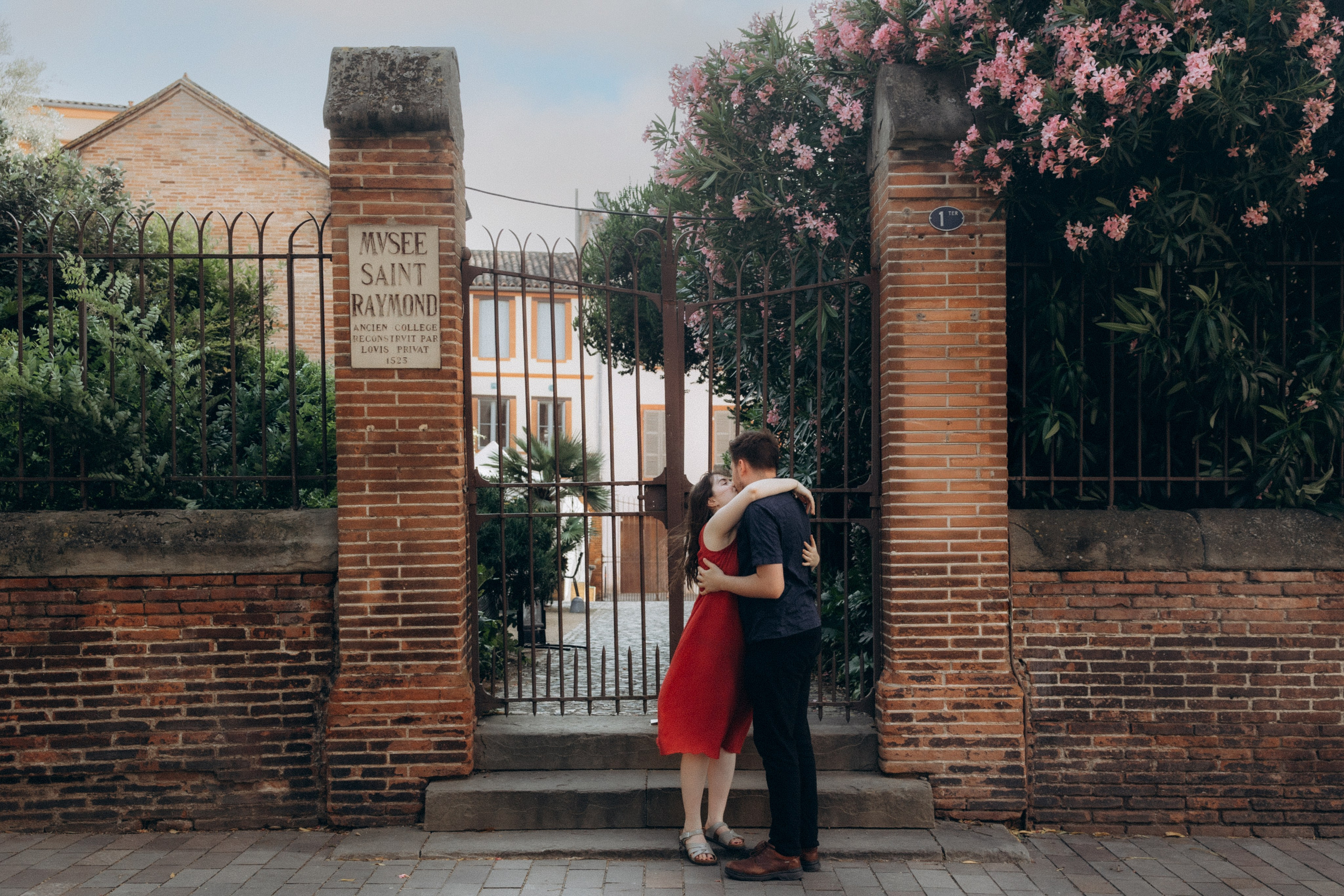 Surprise proposal photoshoot in Toulouse: romantic moment to remember. Eugénie Smirnova — your photographer in Toulouse and southwest France