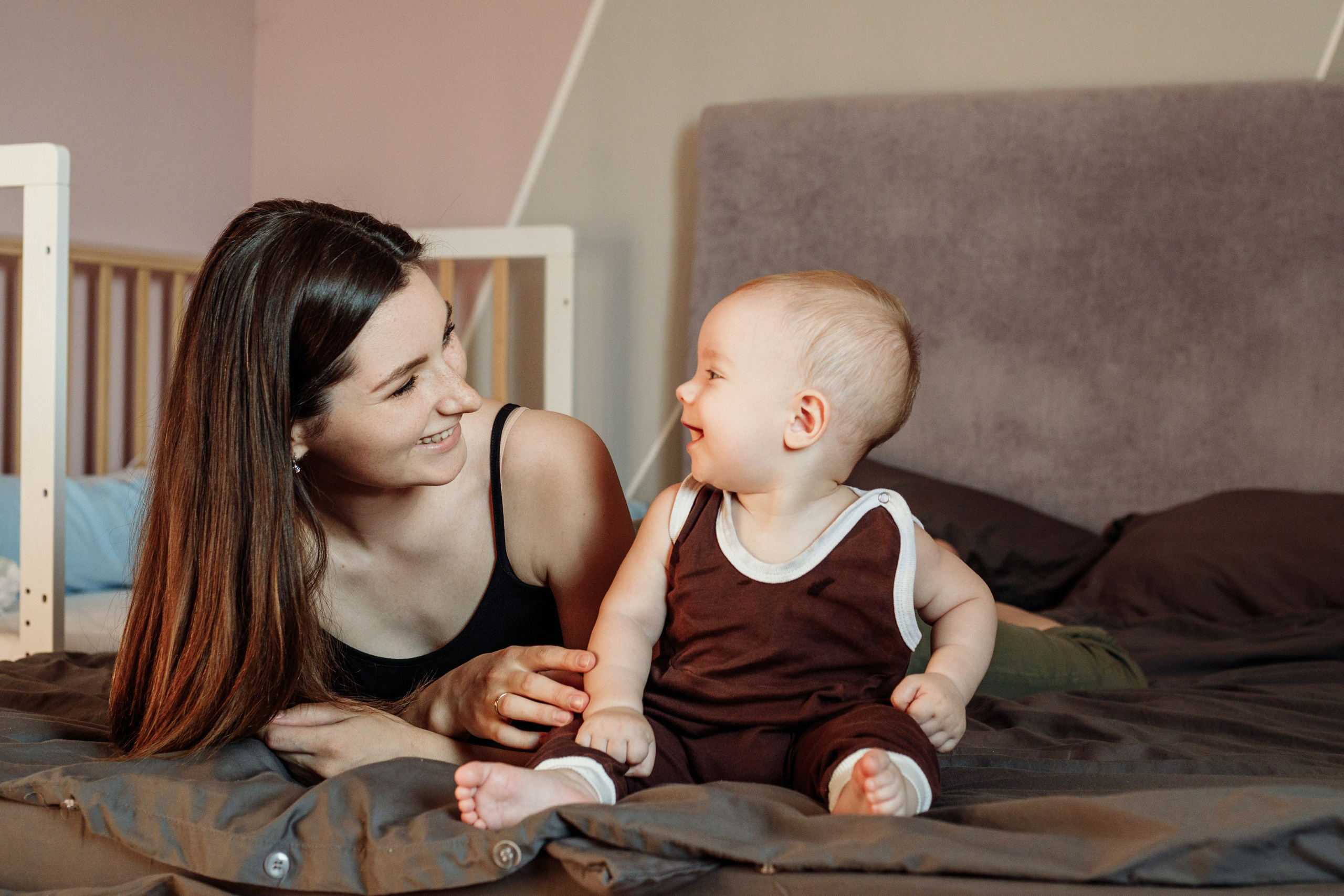 Adorable baby portraits capturing curiosity and first smiles in a natural home setting. Alisa Tant — Family and newborn photographer Bucks County, Montgomery county, Philadelphia, NJ