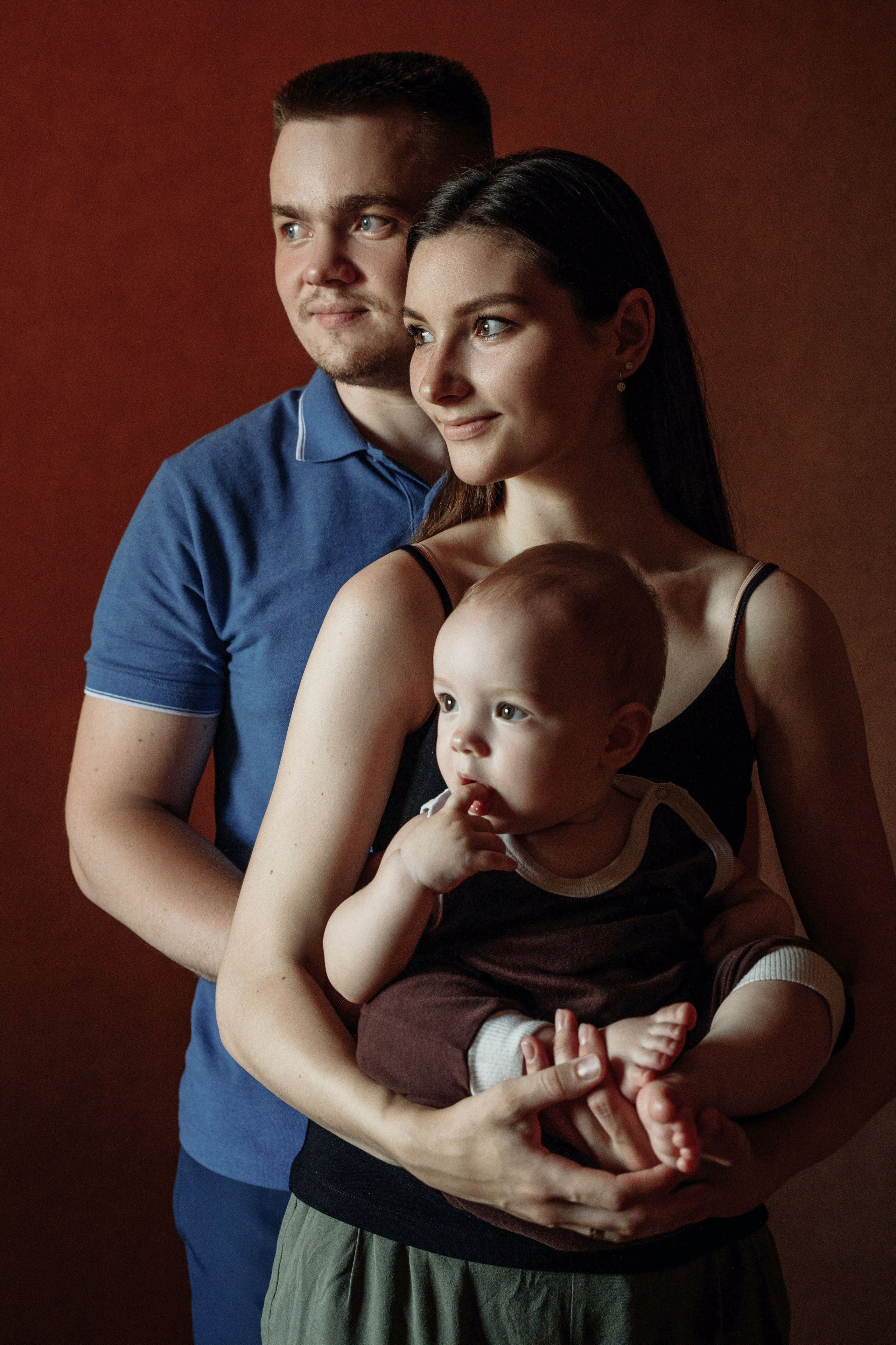 Adorable baby portraits capturing curiosity and first smiles in a natural home setting. Alisa Tant — Family and newborn photographer Bucks County, Montgomery county, Philadelphia, NJ