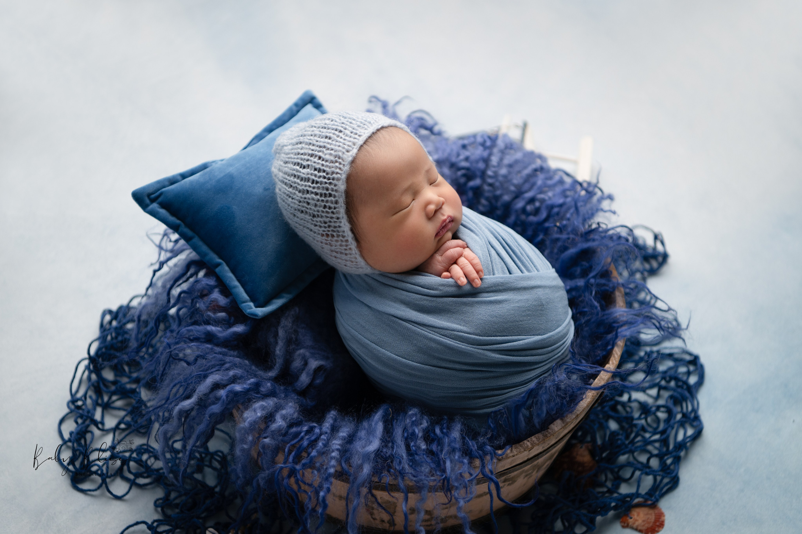 Best newborn photographer in Doha, Qatar. Best infant photoshoot in Doha, Qatar. Newborn photo session in Doha Qatar, baby, sitter, cake smash, pre-birthday, maternity, family photographer in Doha, Qatar