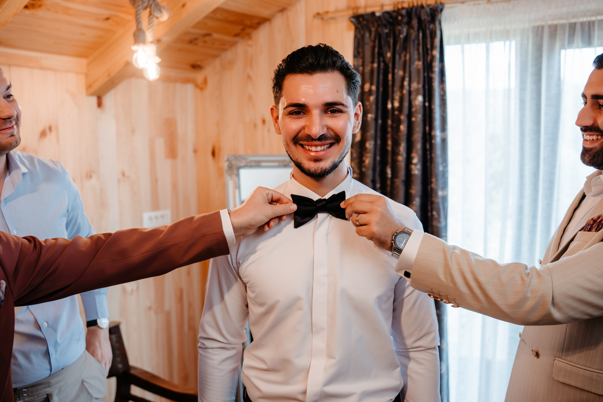 Mirele își aranjează papionul pentru ceremonia de la Anne Dărmănești.