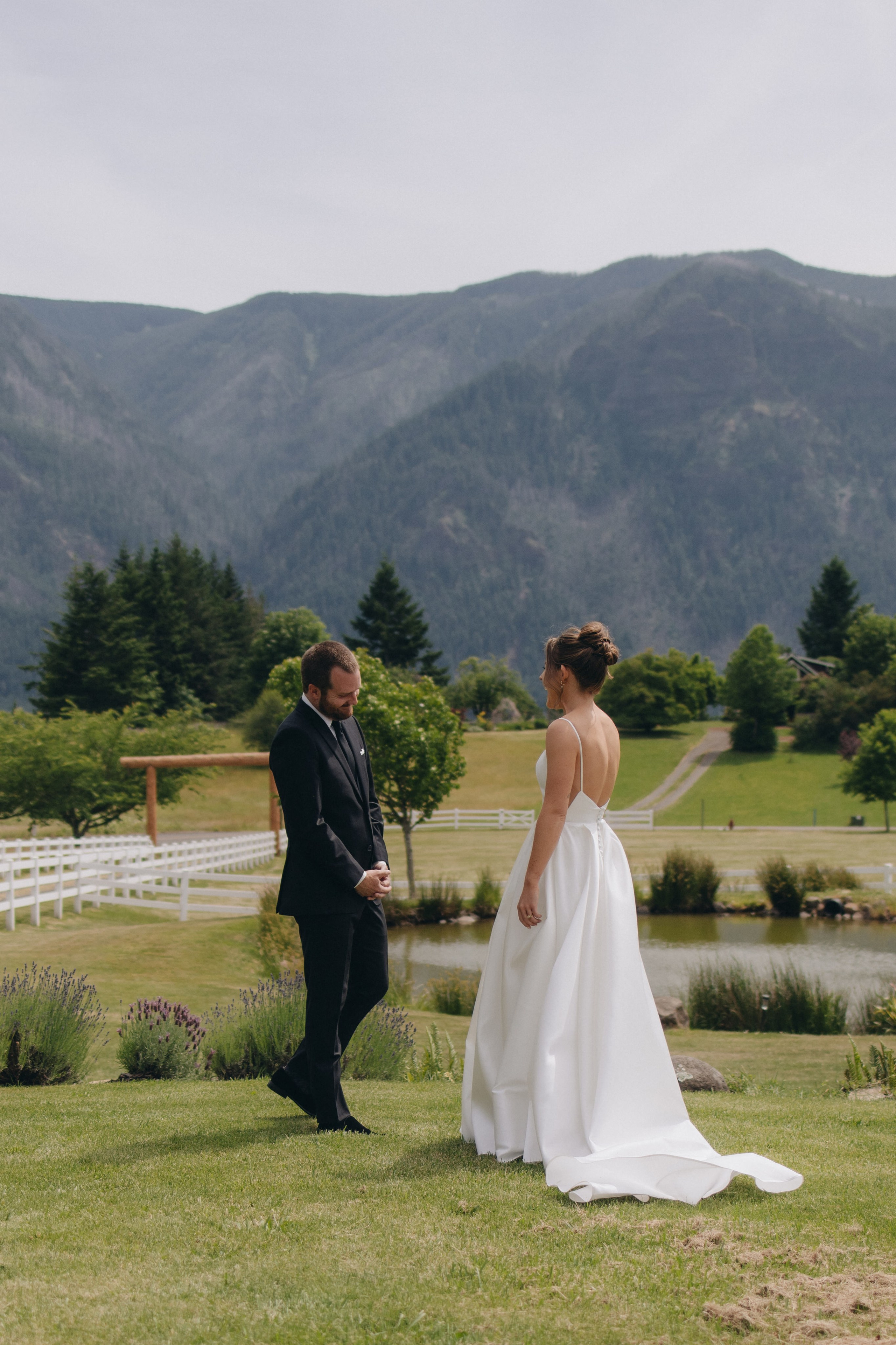 Wedding Shelby & Riley | Columbia River Gorge, WA | Georgy Shishkin Photography Photography. Portland Wedding Photographer | Authentic PNW Love Stories