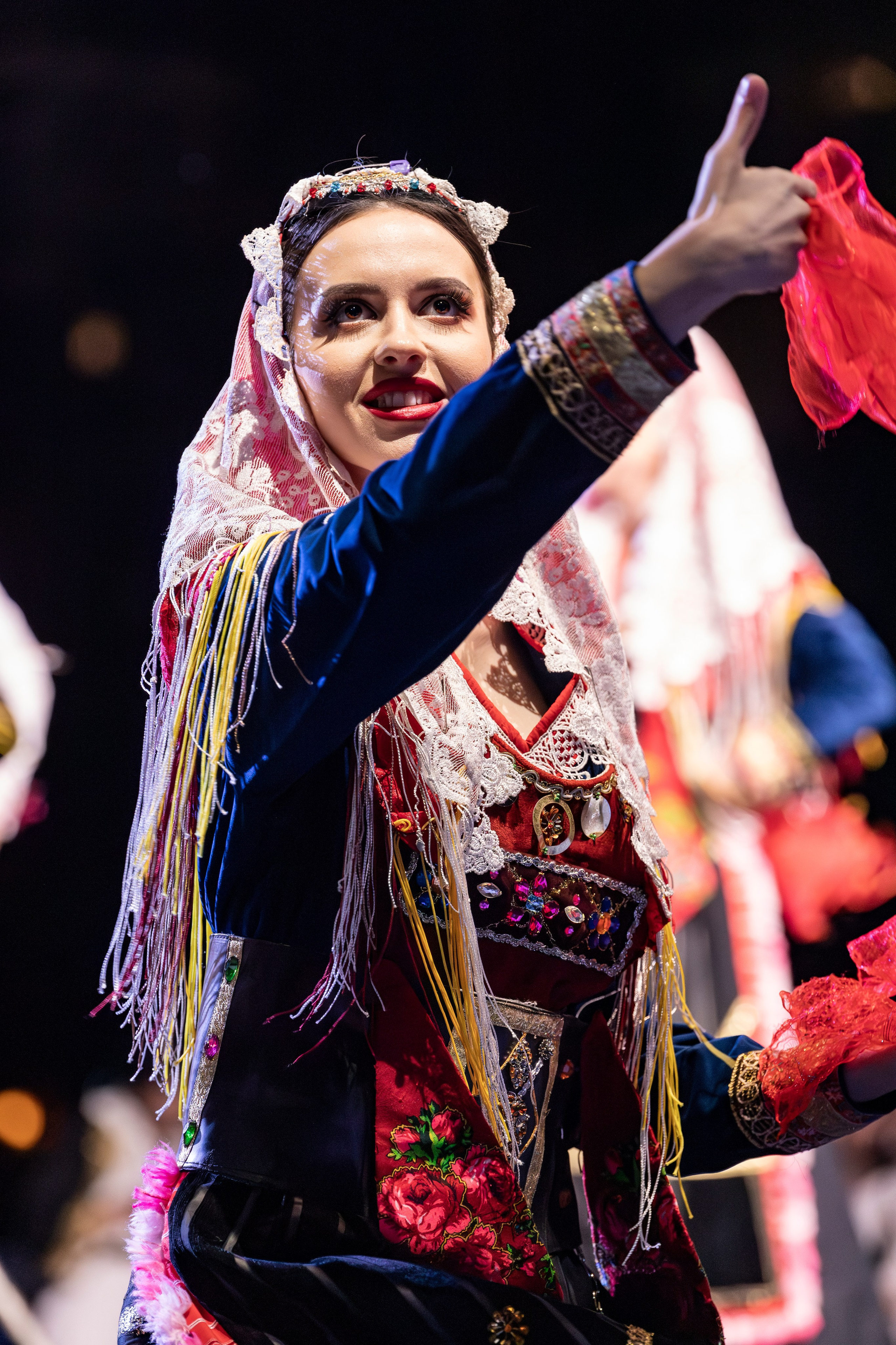 Tradicionalni folklorni ansambli izvode plesove i pjesme na Internacionalnom festivalu folklora u Sarajevu, prikazujući bogatstvo narodnih nošnji i kulturnih izraza iz različitih zemalja.