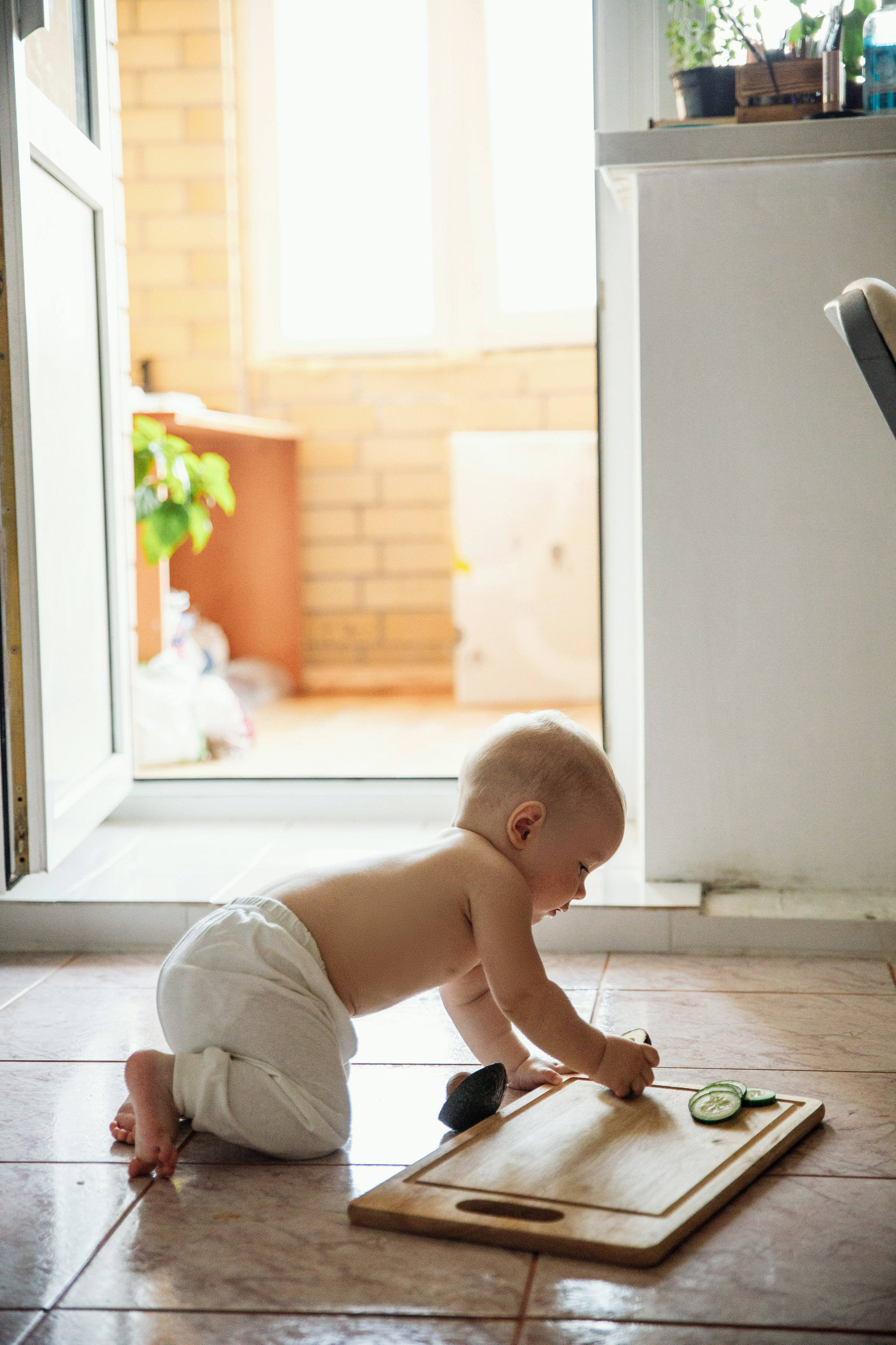 Adorable baby portraits capturing curiosity and first smiles in a natural home setting. Alisa Tant — Family and newborn photographer Bucks County, Montgomery county, Philadelphia, NJ