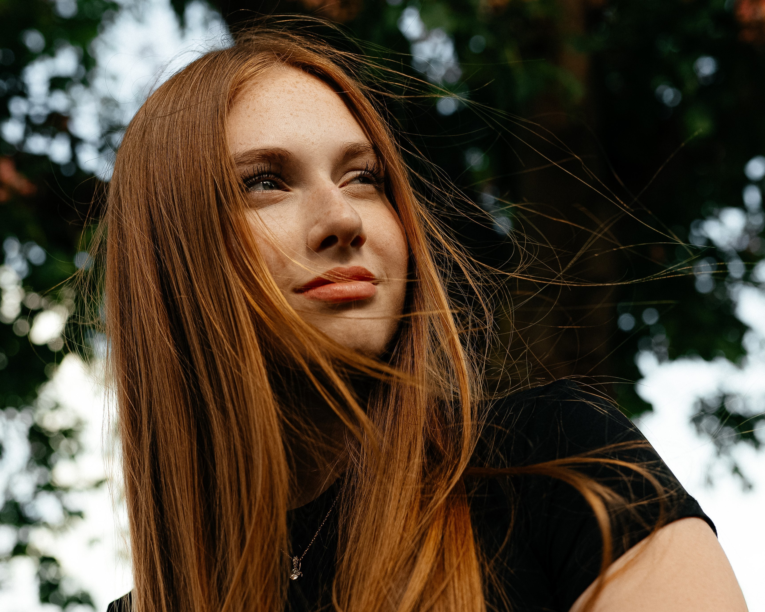 Natürliches Frauenporträt im Freien mit authentischem Ausdruck