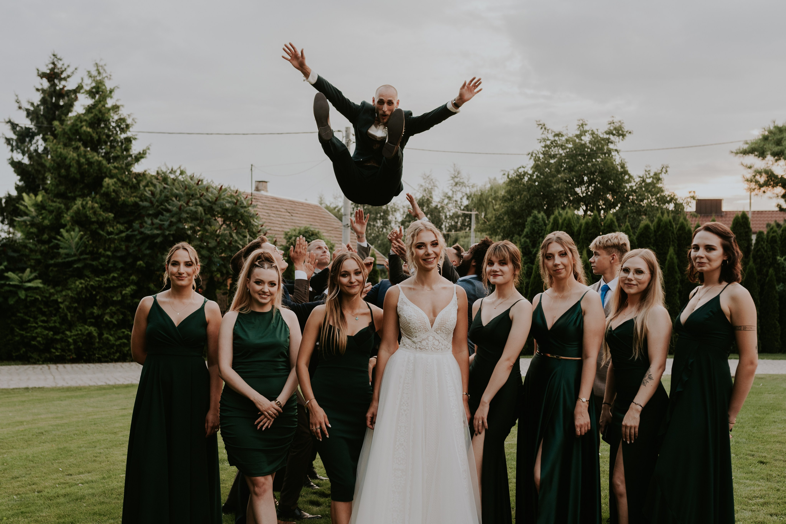 Dwór Wierzbno: plenerowy ślub pod wierzbą. Karkowskafoto - fotografia miłości