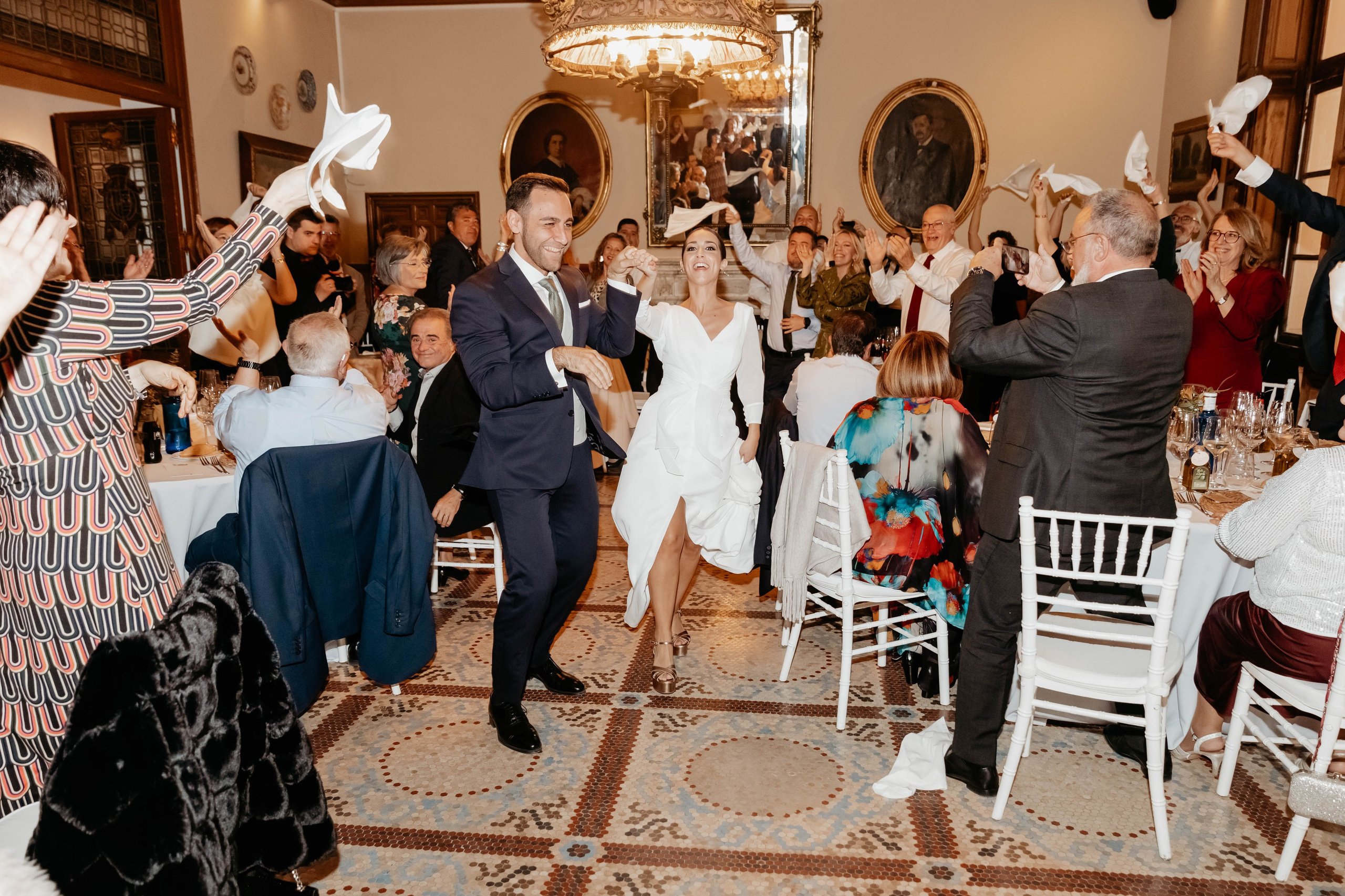 Entrada de los novios en la celebración de boda en Finca Torrefiel