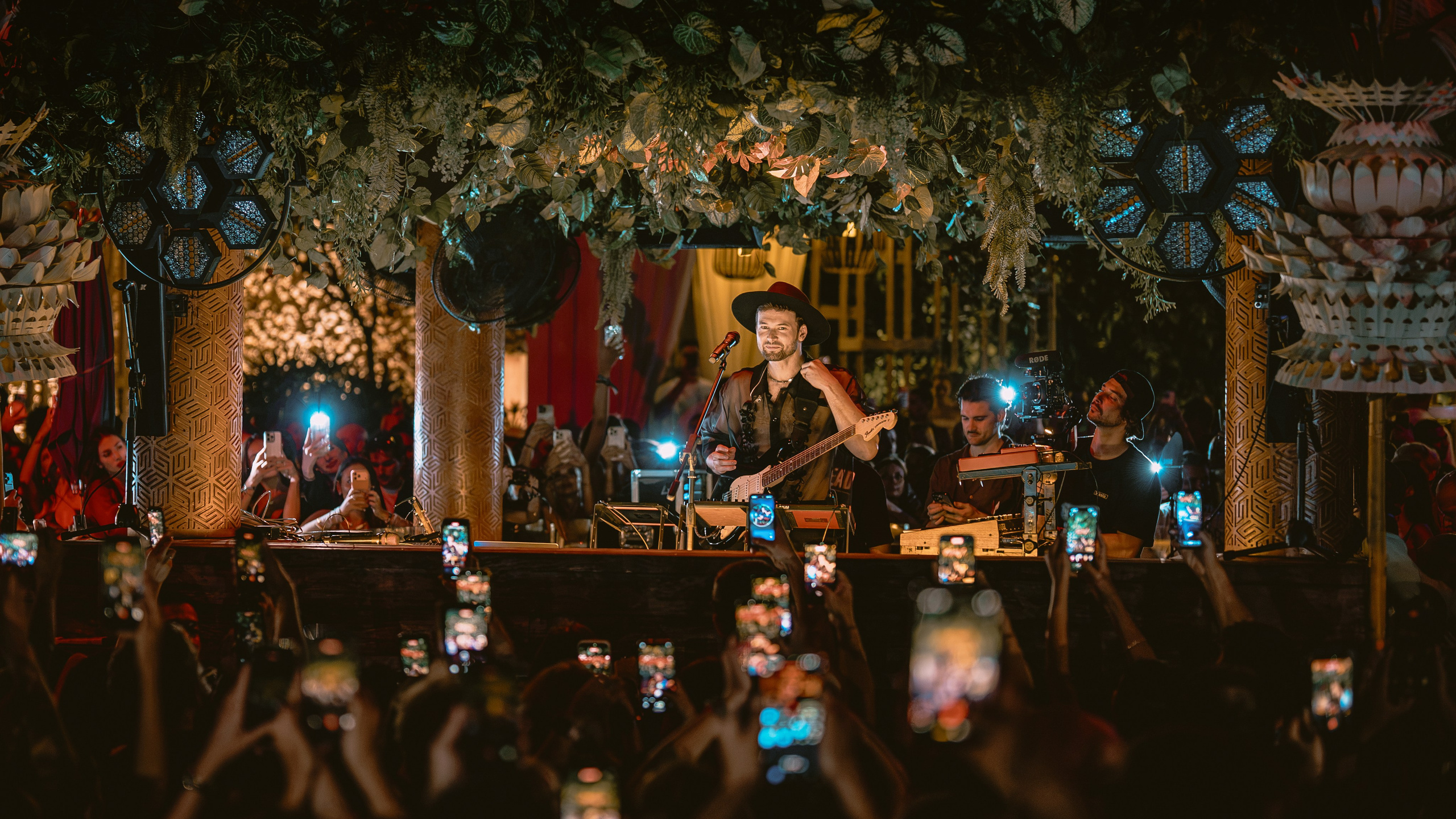 Monolink, electronic music producer performance in Savaya, Bali. Коммьюнити фотограф, Москва, Сергей Зворыгин