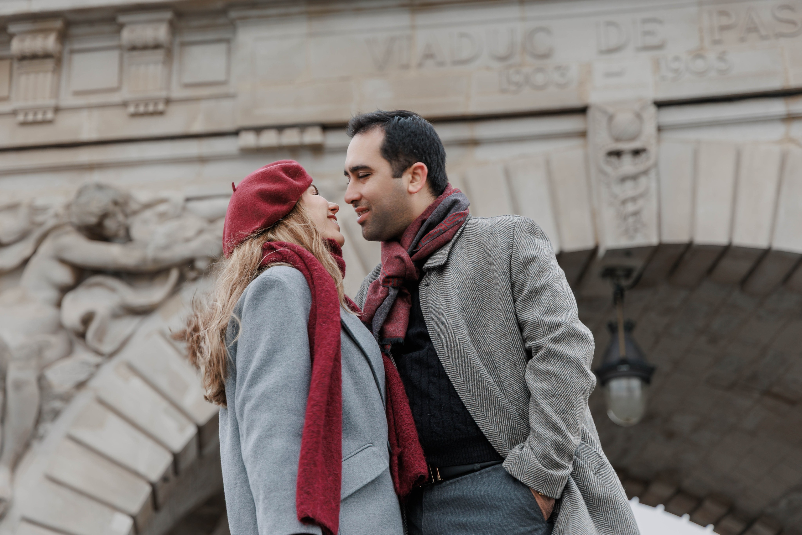 Bir-Hakeim Bridge in Paris — The Iconic Location for Luxury Proposal & Elopement Photography. Photographe à Paris