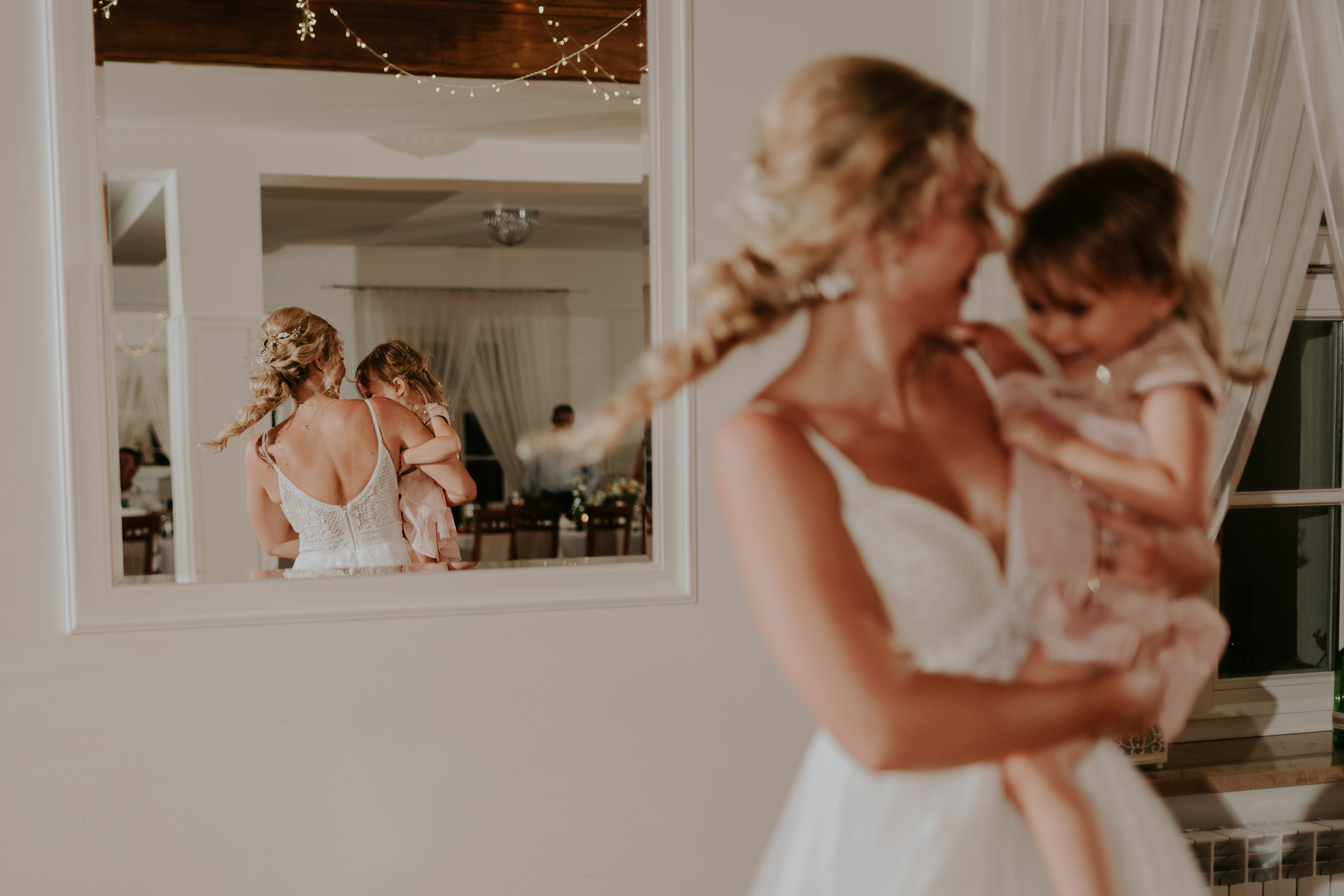 Dwór Wierzbno: plenerowy ślub pod wierzbą. Karkowskafoto - fotografia miłości