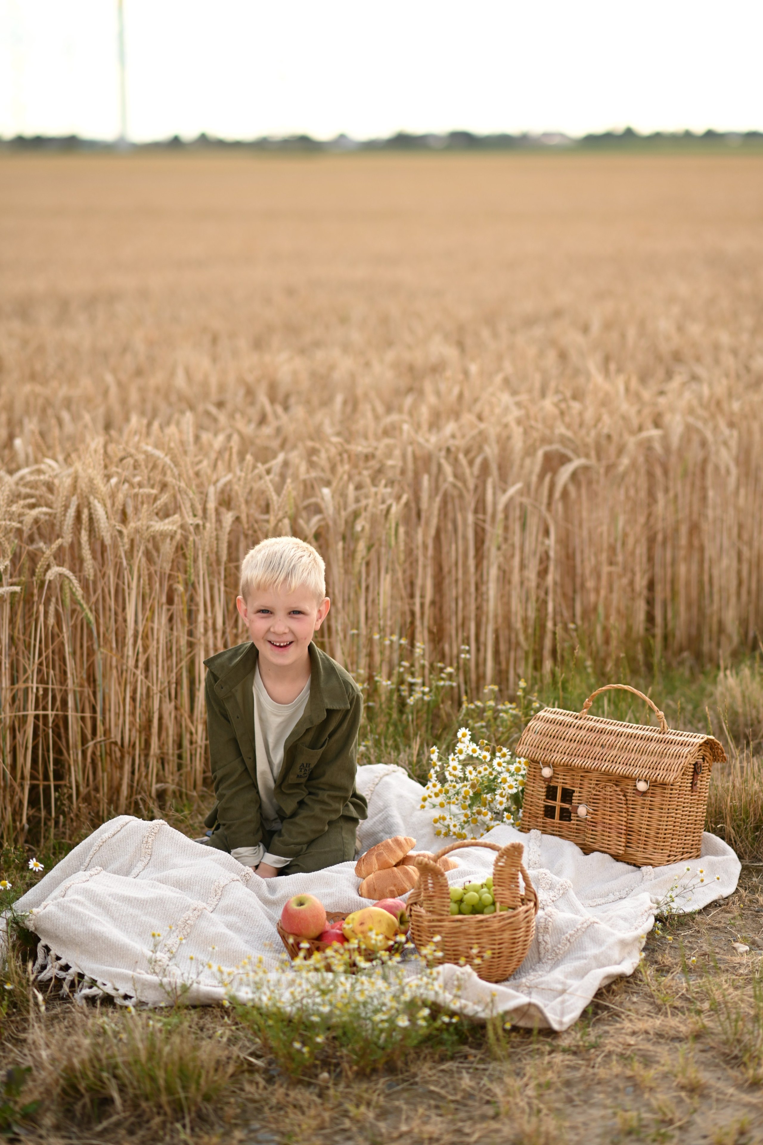 Professionelles Kinder-Fotoshooting im Weizen- und Kohlfeld in Aachen (NRW).