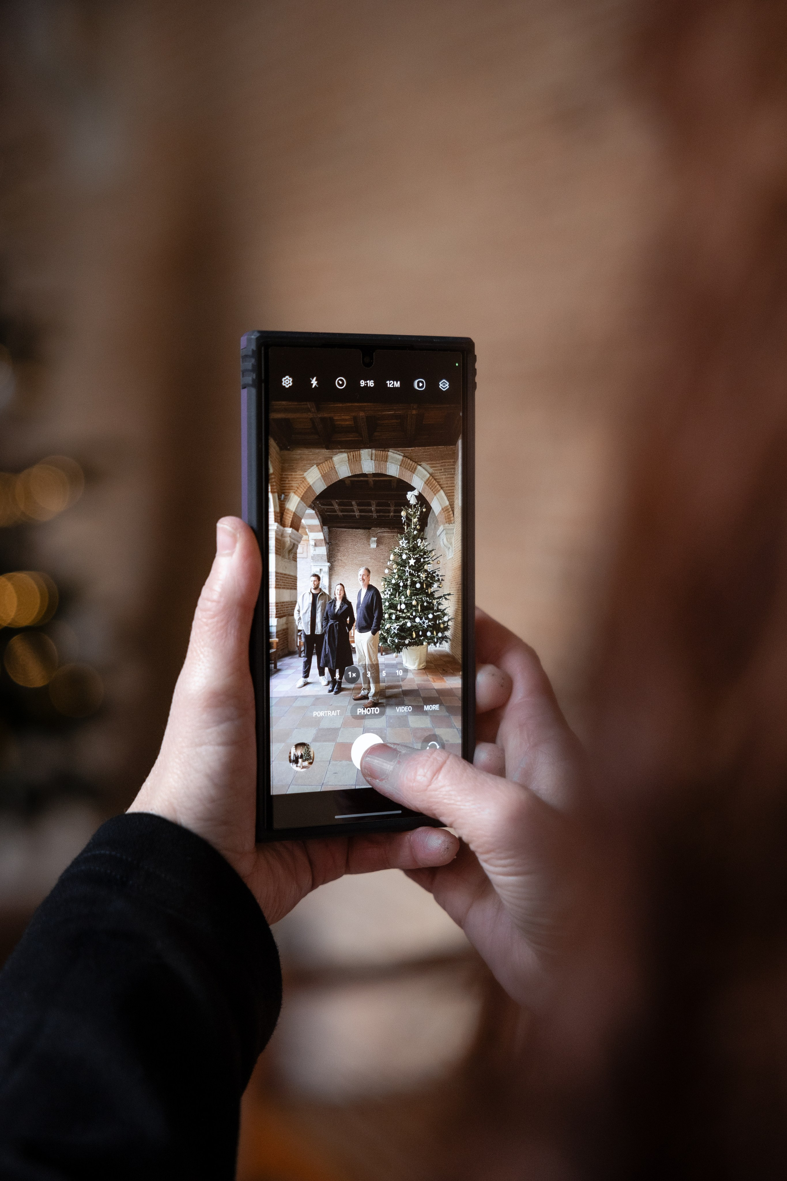 Family photoshoot in Toulouse city center for Cara’s Family/EN. Eugénie Smirnova — your photographer in Toulouse and southwest France