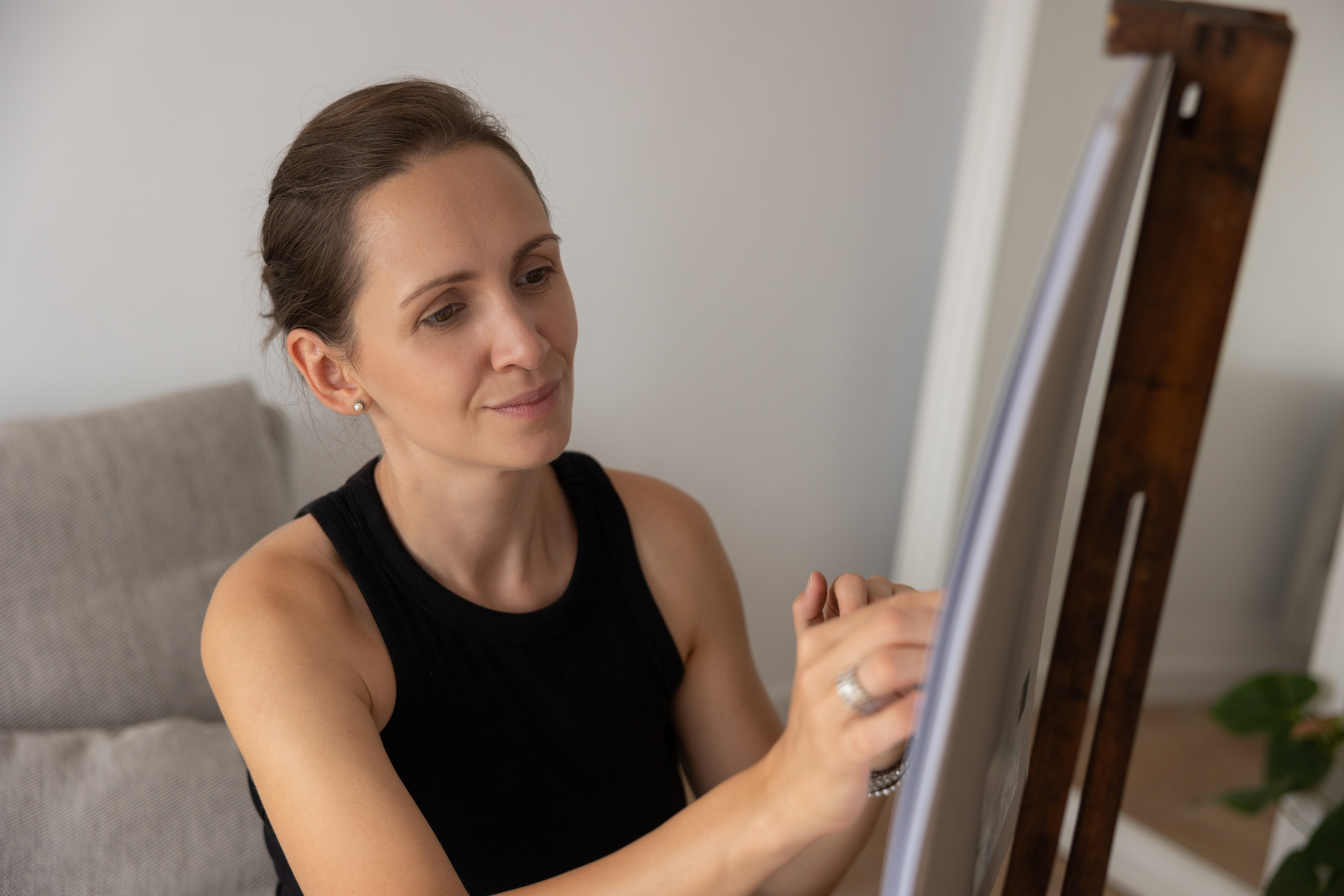 Personal brand photoshoot for art therapist. Eugénie Smirnova — your photographer in Toulouse and southwest France