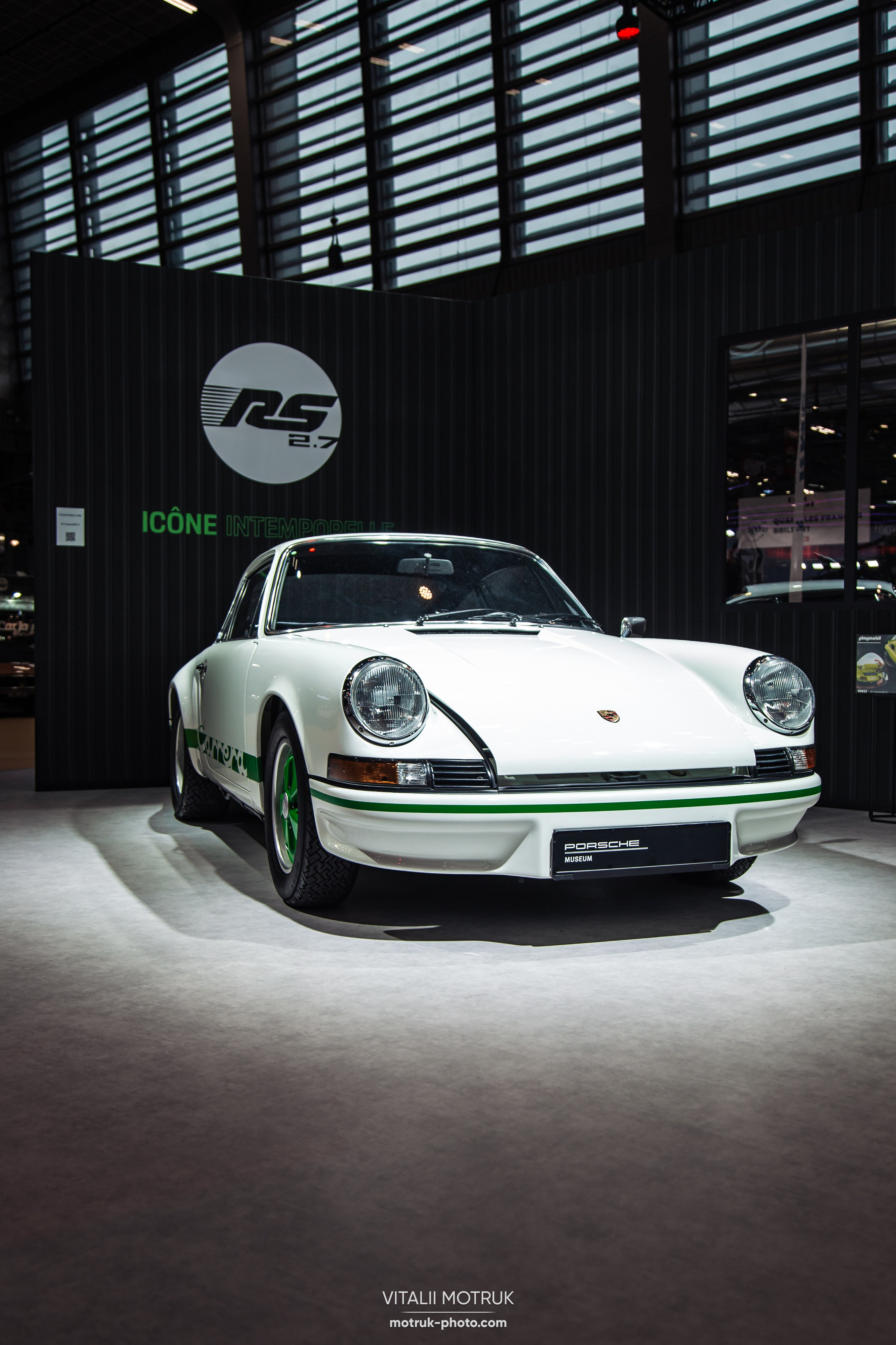 Retromobile 2023. Photographe de voitures à Paris — Vitalii Motruk