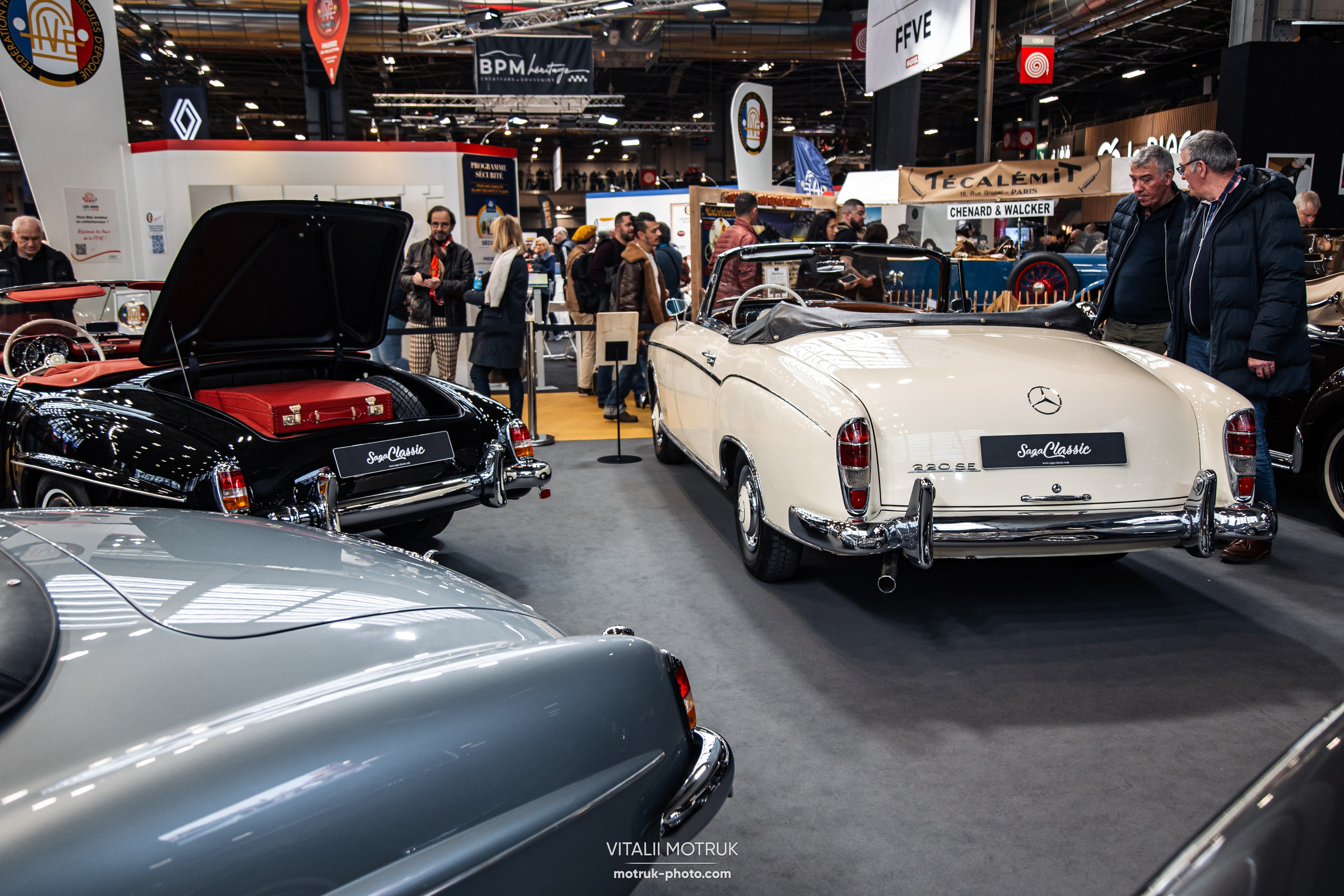 Retromobile 2023. Photographe de voitures à Paris — Vitalii Motruk