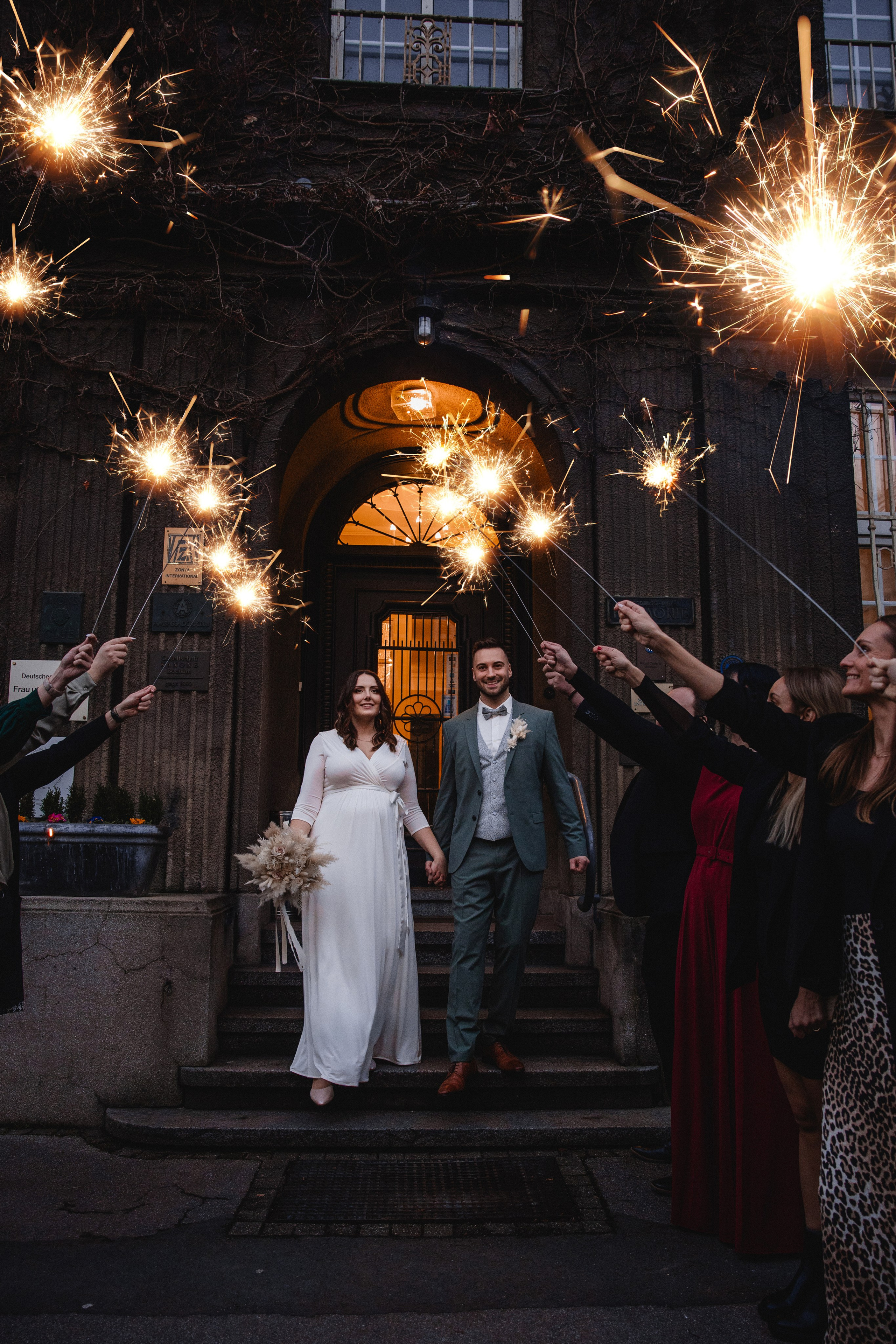 Romantische Hochzeitsfotografie in der Gesellschaft Harmonie Bochum | Authentische Hochzeitsreportage: Brautdetails, Trauung mit Tränen der Freude, deutsche Hochzeitstraditionen, Gruppenfotos und ein funkelnder Abschluss unter Wunderkerzen. Hochzeitsfotograf in Bochum, Dortmund, Essen, Düsseldorf, Duisburg, Münster, Krefeld, Wuppertal, Hagen und ganz NRW.