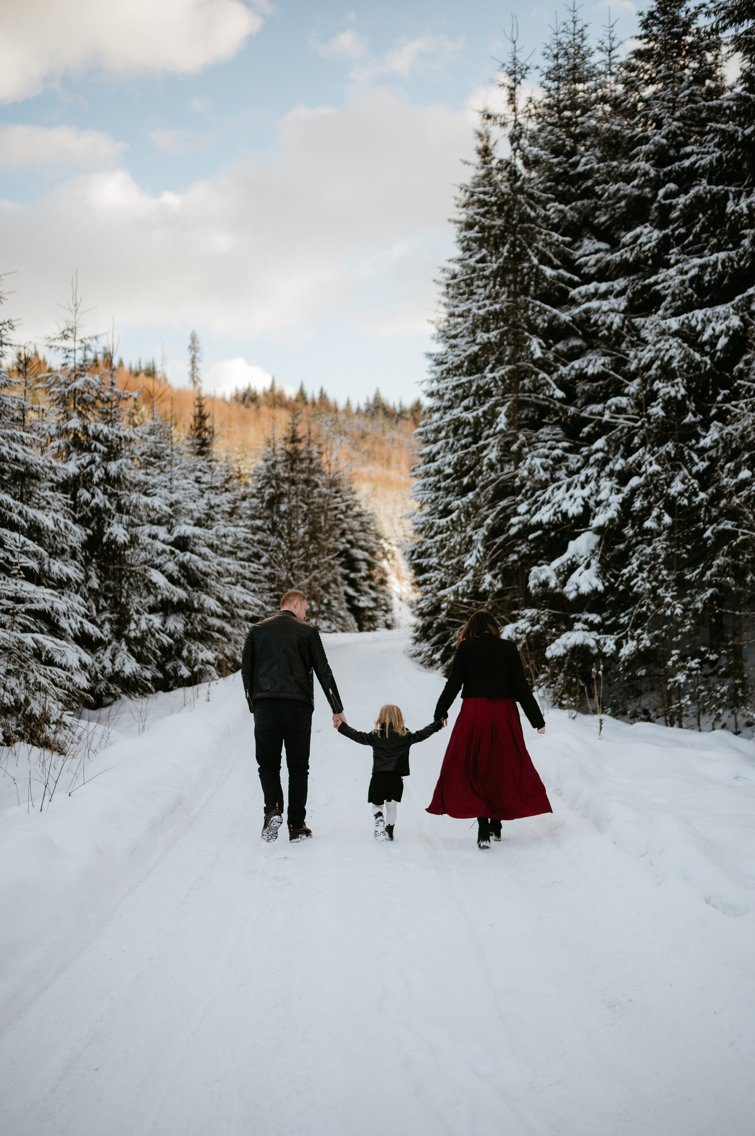 Ședință Foto de Familie la Munte – Fotografii de Iarnă în Lupcina. Valentin Melen - fotograf de nunta 🤍