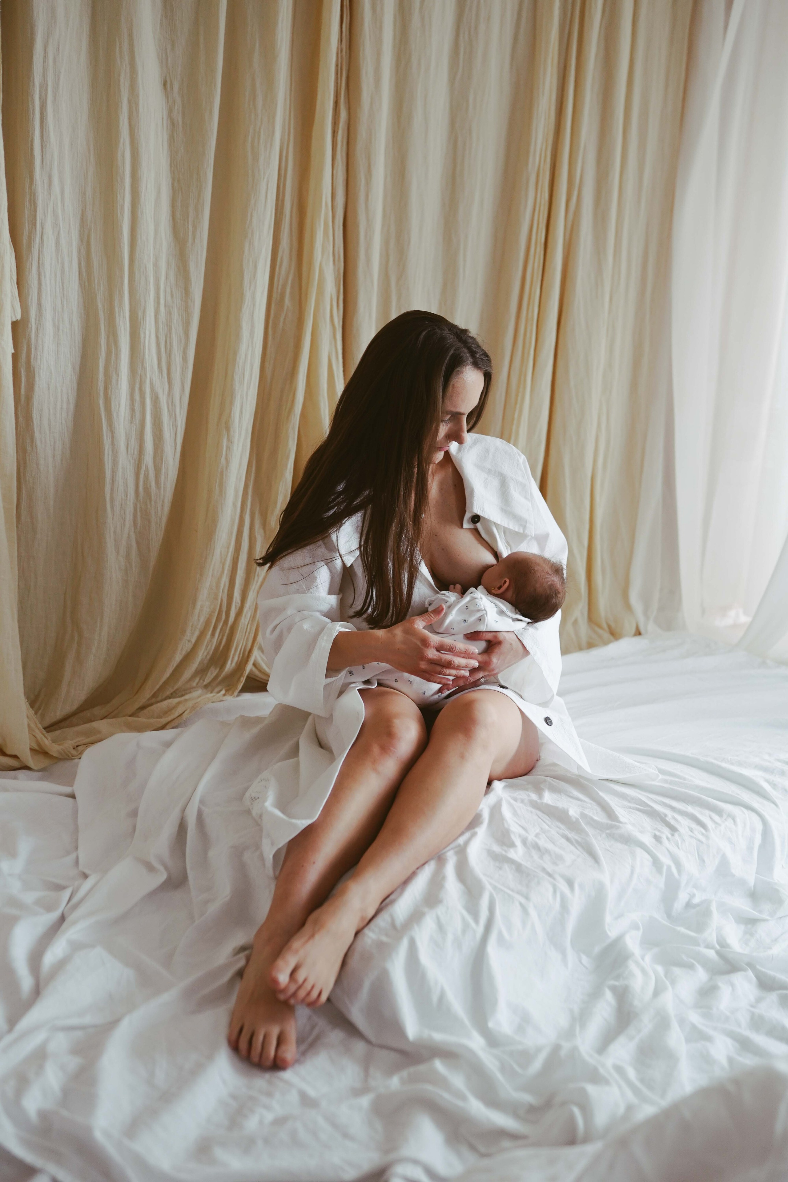 Inspira sesiune foto nou-nascut. Madalina Beda- Artist vizual, fotograf, doula la nastere, consultant babywearing Brasov si in toata tara