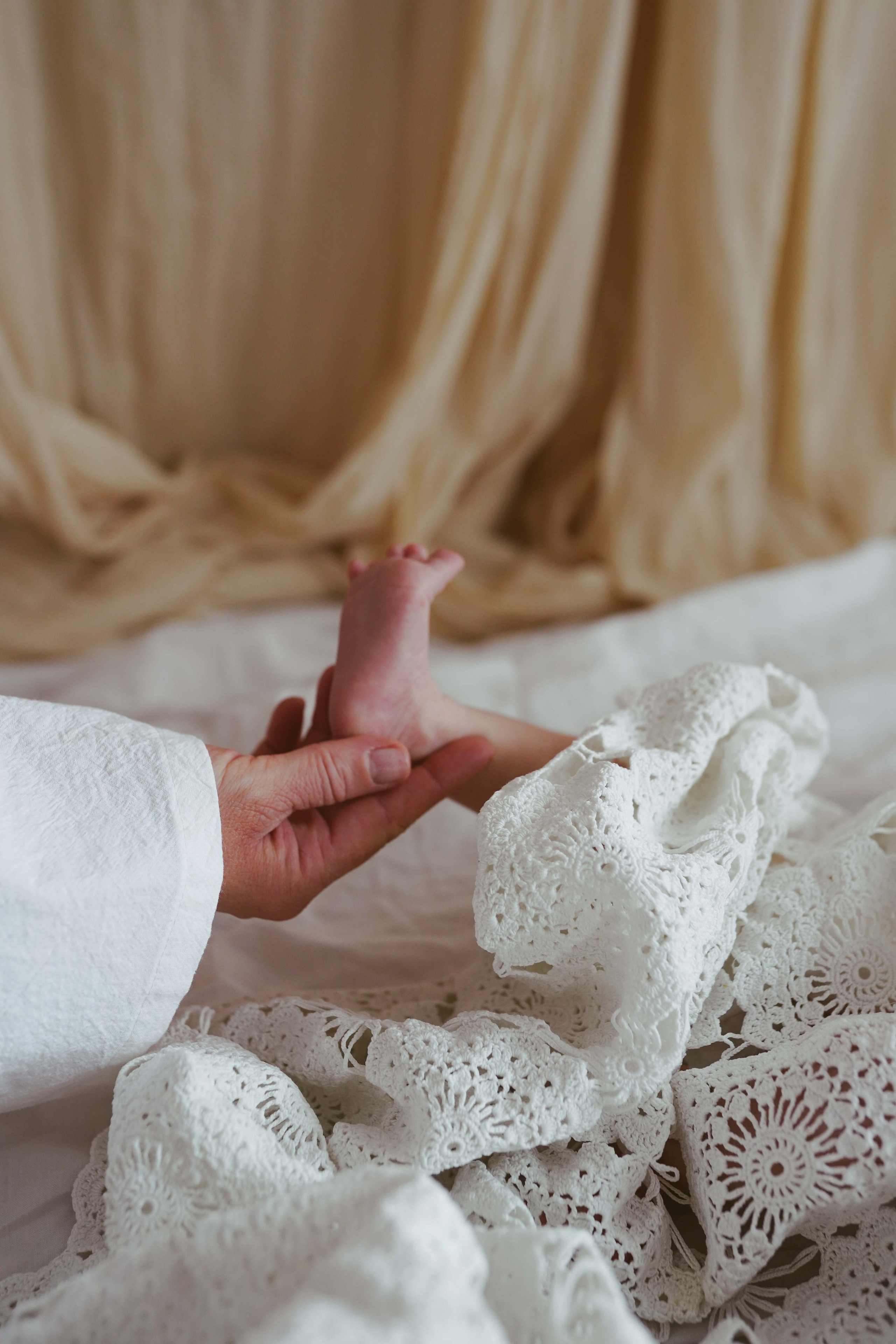 Inspira sesiune foto nou-nascut. Madalina Beda- Artist vizual, fotograf, doula la nastere, consultant babywearing Brasov si in toata tara