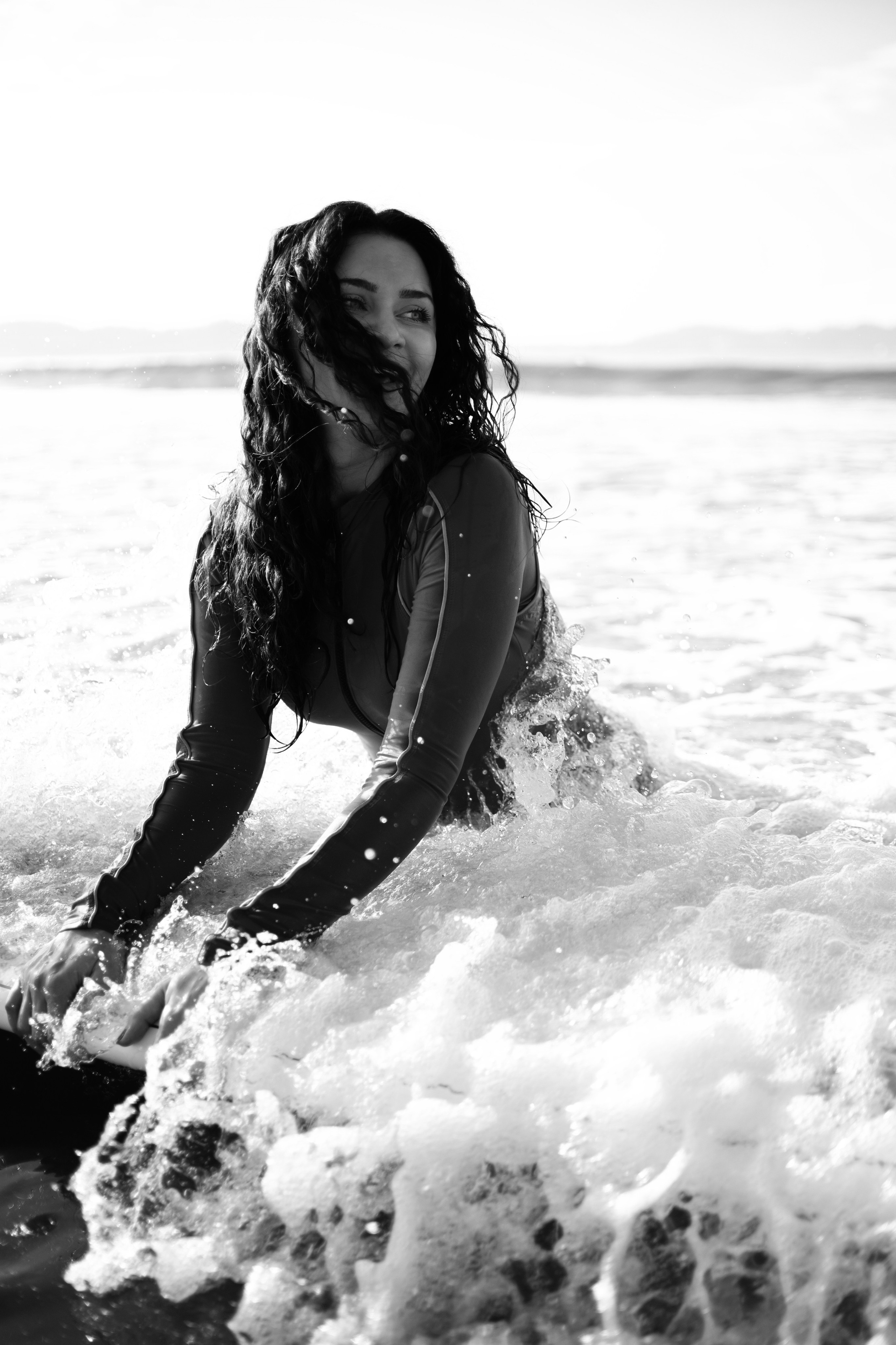 Photoshoot with a surfboard | BW
