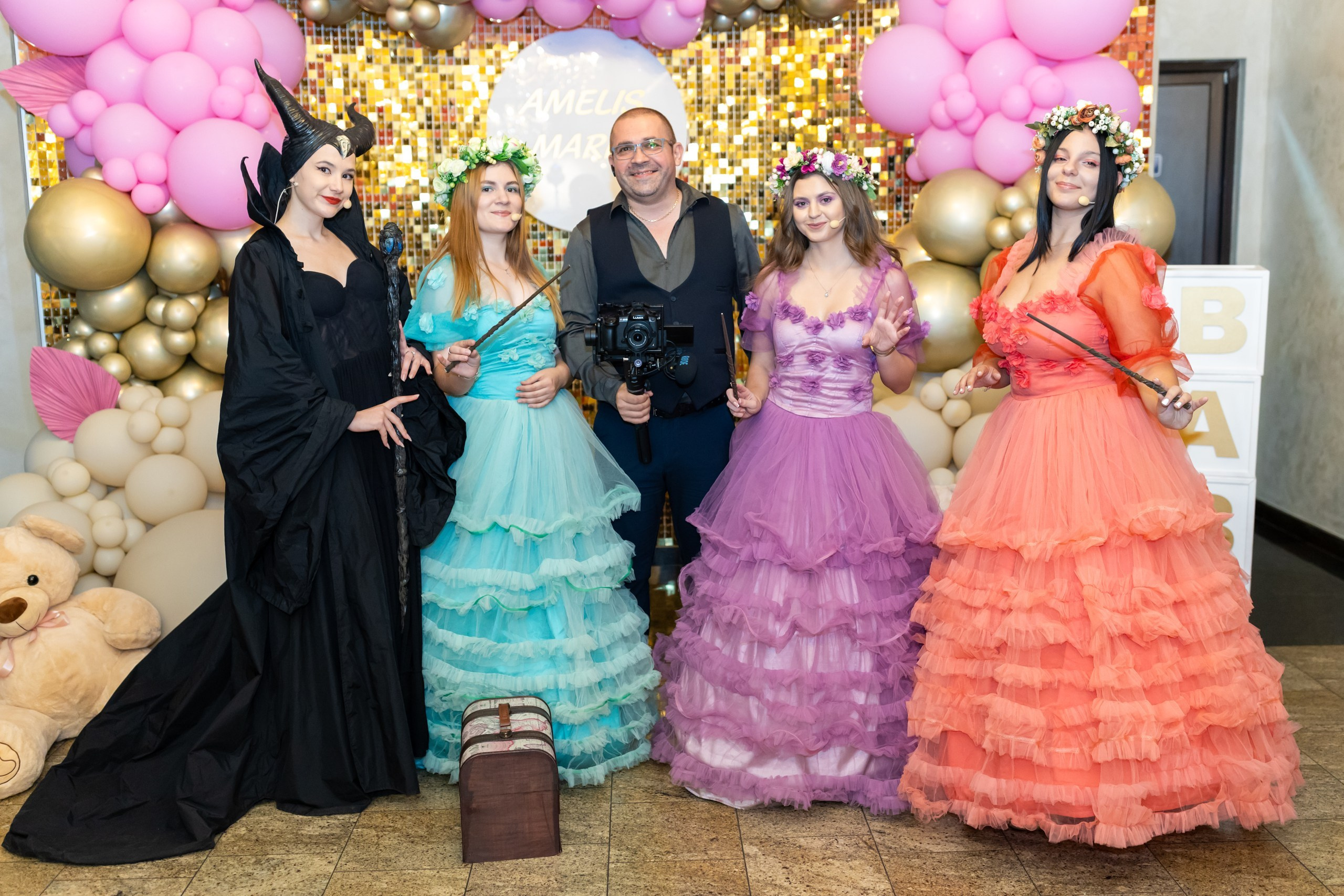 “Bebeluș botezat în biserică, ținut în brațe de nași” • “Detaliu cu lumânarea de botez decorată cu flori albe” • “Părinți emoționați alături de copilul lor la ceremonia de botez” • “Masa festivă de botez cu decor tematic și tort personalizat” • “Momentul în care preotul toarnă apă sfințită pe fruntea bebelușului” “Bebeluș în rochie albă de botez, zâmbind în brațele mamei” • “Detaliu cu cruciulița de botez așezată pe o pernă de satin” • “Părinți și nași aprinzând lumânările în timpul ceremoniei de botez” • “Tort de botez decorat cu figurine tematice și numele copilului” • “Copil botezat dormind liniștit în pătuțul decorat festiv” • “Momentul în care preotul binecuvântează copilul în fața altarului” • “Invitați adunându-se în jurul mesei festive la petrecerea de botez” • “Bebeluș ținând în mână o jucărie personalizată primită la botez” • “Familie fericită pozând împreună după ceremonia de botez” • “Decor tematic cu baloane și flori la locația petrecerii de botez” fotograf Botoșani fotograf evenimente fotograf botez Alin Chirila fotograf alinofotostudio,- Preotul ținându-l pe micuțul Mathias Gabriel la botez, în biserica Înălțarea Domnului, Copălău - Detalii de la botezul lui Mathias – lumânare, trusou și icoană - Familia lui Mathias Gabriel alături de micuț, în ziua botezului - Portret emoționant cu mama și bebelușul în brațe, în biserică,fotograf profesionist evenimente Botoșani, Iași, Suceava, Fălticeni, Bacău, Pașcani, Roman - AlinoFotoStudio by Alin Chirilă - servicii foto nuntă, botez, cununie, ședințe foto creative, albume personalizate, fotografii emoționante și calitative pentru cele mai importante momente din viață,fotograf nuntă Botoșani Alin Chirilă, ședință foto botez Iași - AlinoFotoStudio, servicii fotograf profesionist evenimente Suceava, fotograf cununie civilă Fălticeni - Alin Chirilă, album foto nuntă personalizat Bacău.“Bebeluș botezat în biserică, ținut în brațe de nași” • “Detaliu cu lumânarea de botez decorată cu flori albe” • “Părinți emoționați alături de copilul lor la ceremonia de botez” • “Masa festivă de botez cu decor tematic și tort personalizat” • “Momentul în care preotul toarnă apă sfințită pe fruntea bebelușului” “Bebeluș în rochie albă de botez, zâmbind în brațele mamei” • “Detaliu cu cruciulița de botez așezată pe o pernă de satin” • “Părinți și nași aprinzând lumânările în timpul ceremoniei de botez” • “Tort de botez decorat cu figurine tematice și numele copilului” • “Copil botezat dormind liniștit în pătuțul decorat festiv” • “Momentul în care preotul binecuvântează copilul în fața altarului” • “Invitați adunându-se în jurul mesei festive la petrecerea de botez” • “Bebeluș ținând în mână o jucărie personalizată primită la botez” • “Familie fericită pozând împreună după ceremonia de botez” • “Decor tematic cu baloane și flori la locația petrecerii de botez” fotograf Botoșani fotograf evenimente fotograf botez Alin Chirila fotograf alinofotostudio.fotograf botez Amelis Maria, fotografie botez Botoșani, fotograf Alin Chirilă, amintiri botez, fotografii botez, botez Amelis Maria, fotograf copii, fotografie botez în Botoșani,