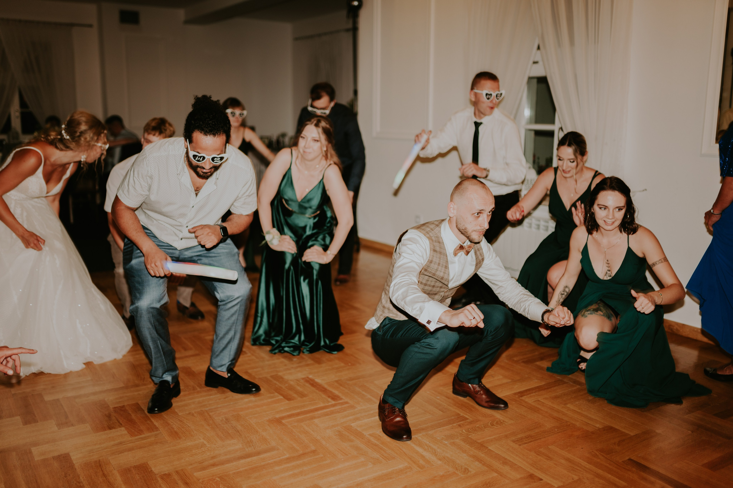 Dwór Wierzbno: plenerowy ślub pod wierzbą. Karkowskafoto - fotografia miłości