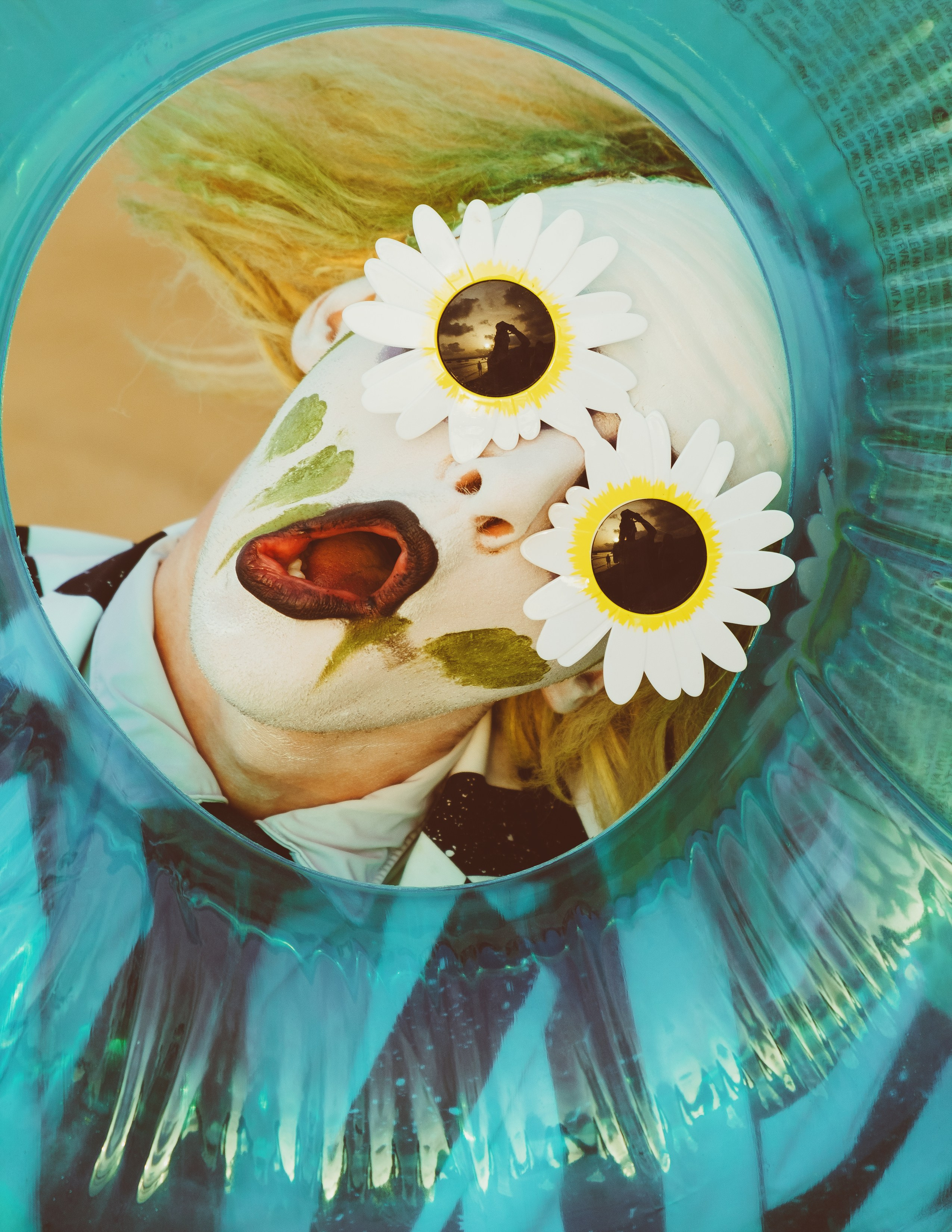 Beetlejuice на море: Экспериментальная фотосессия с цирковыми артистами — Фотограф Андрей Луковников