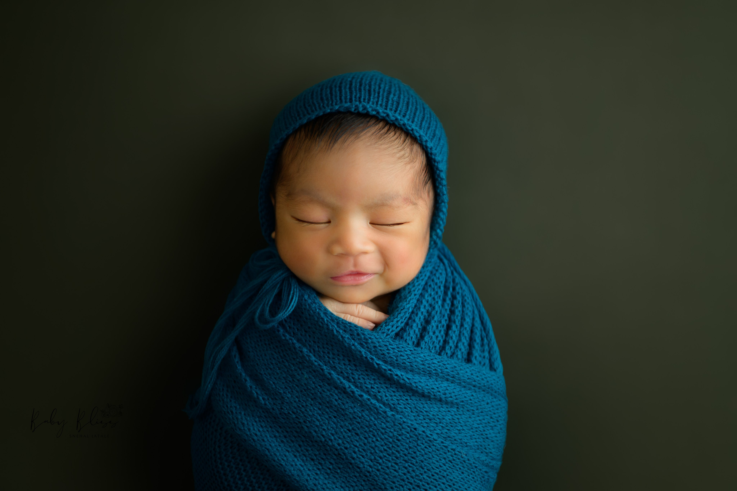 Best newborn photographer in Doha, Qatar. Best infant photoshoot in Doha, Qatar. Newborn photo session in Doha Qatar, baby, sitter, cake smash, pre-birthday, maternity, family photographer in Doha, Qatar